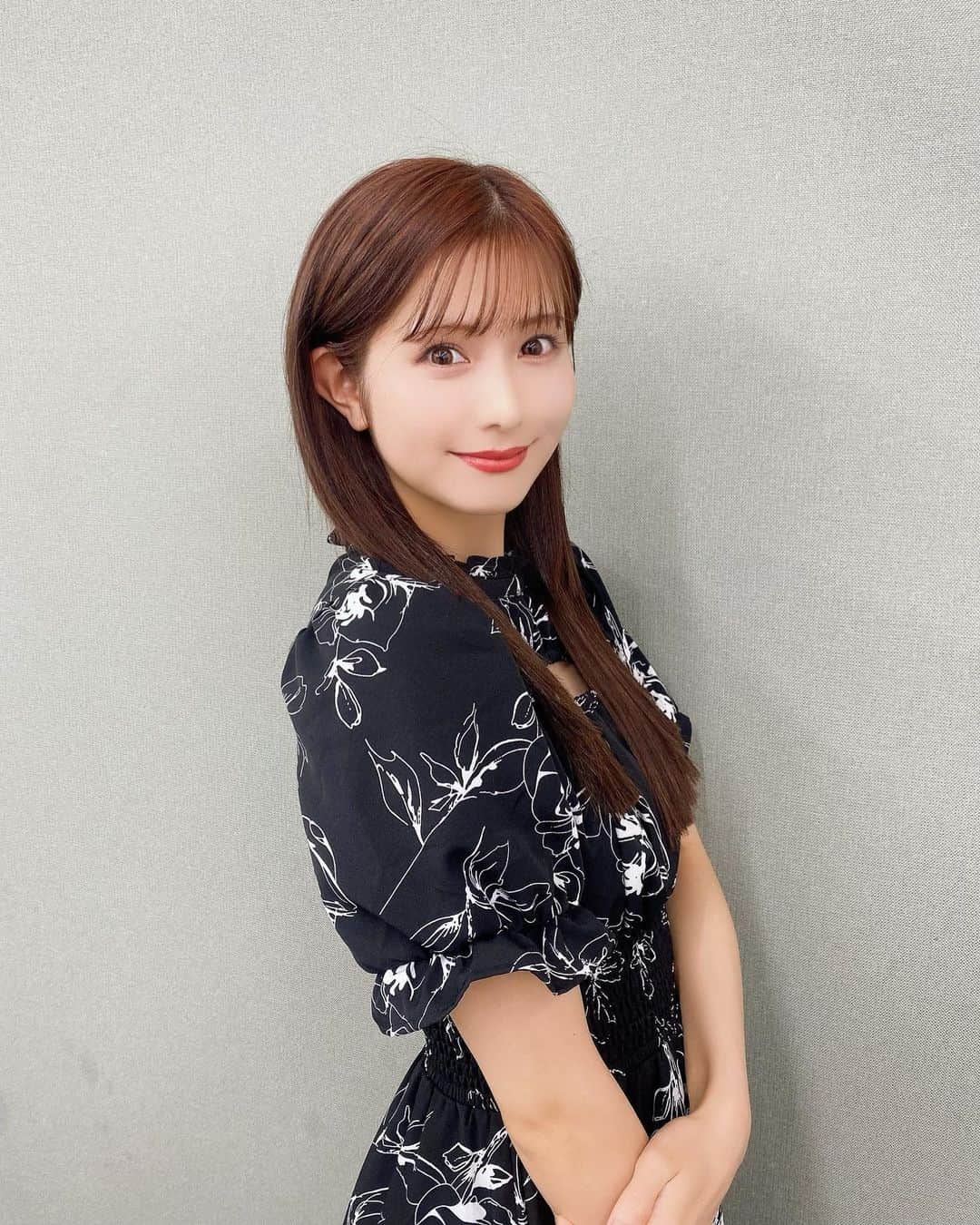 谷川愛梨のインスタグラム：「: 期間限定ロング🧸🍫🎈 長いの1年ぶりくらい〜✨ 毛質がむちゃくちゃいいのです♪  🕊担当 @grow_arisa さん❤︎  @pullexte_official   👗 @evelyn.official   #エクステ #プルエクステ #ロングヘア #ootd」
