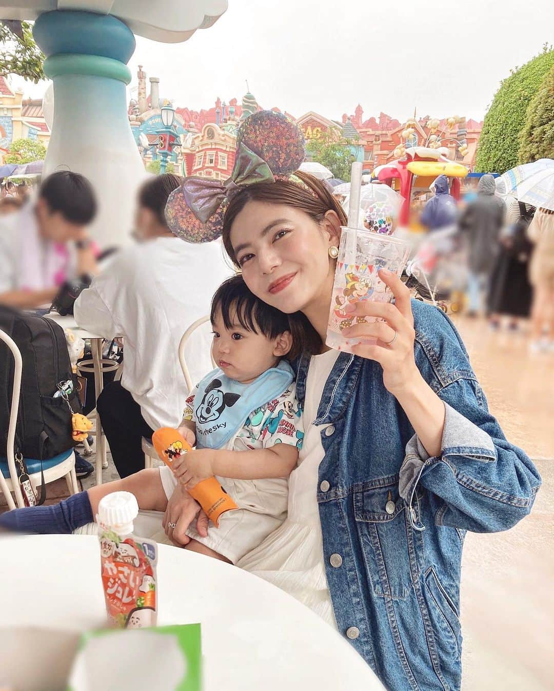 畑有里紗のインスタグラム：「子連れディズニーの食事について まとめてみたよ🏰🍽️🩵  何十回と行ってるディズニーだけど子供を連れて行くのは初めてで、色々下調べして行ったけど食事はその都合臨機応変に対応できてとくに困らず過ごせたよ〜👶🏻👍 実際持って行ったものも2枚目に載せているので良ければ参考にしてみてね😇(息子が月齢12ヶ月での用意になります)  しっかり固形物も食べられる年齢になっていたらお子様ランチがあるレストランも多いのでとくに持っていかなくても良さそうかな🙆‍♀️ 予約ありのレストランは行く日のちょうど1ヶ月前の10:00予約スタートするので事前予約してると確実だよ😌❣️ (うどんなどがある和食のお店なども予約必須)  2ヶ所ベビーセンターがあって 何かと設備や販売なども揃っているので いざというときは便利そう◎ おむつ替えは女子トイレにどこでも付いてたので とくに探さずで済んだよ👍  ファーストディズニー考えてますと いろんなママさんからコメントやdmいただきました〜！ 楽しんできてください🥰❤️‍🔥  #子連れディズニー#ディズニーデビュー#ファーストディズニー#ディズニーランド#東京ディズニーランド#息子#子連れ#子連れお出かけ#男の子ママ#男の子ベビー」