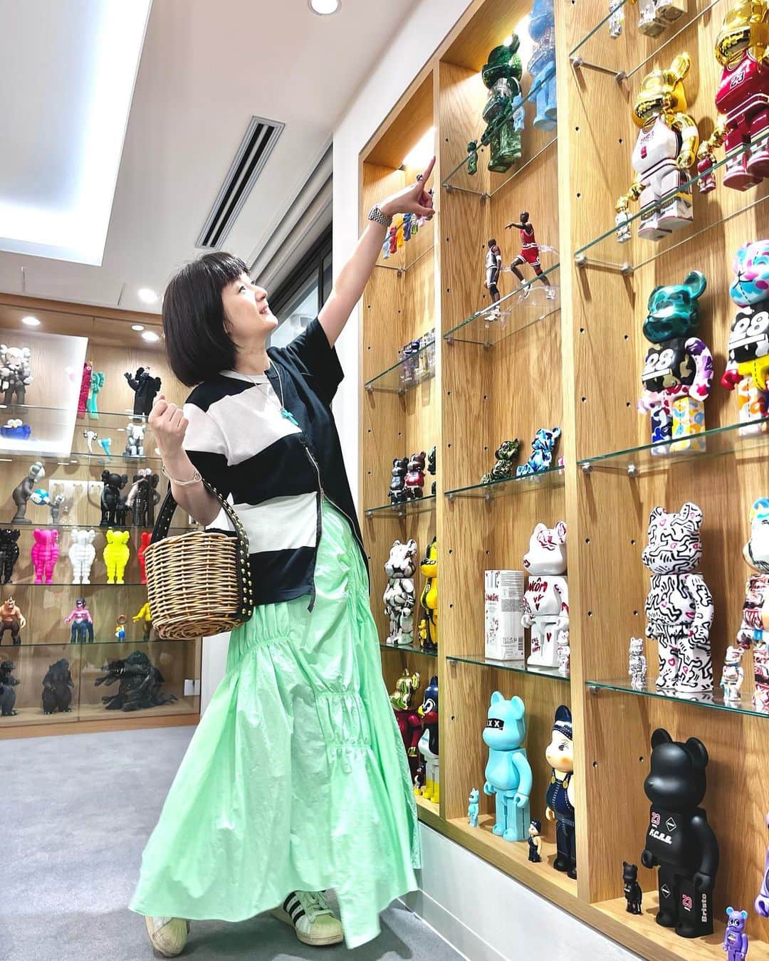 千秋のインスタグラム：「5年連続マカオ🇲🇴からのオファー＆日本のデザイナーさんとのコラボについて、BE@RBRICKデザイナーとして「OPENERS」の取材を受けました。 #myfirstbearbrickbaby が世界に羽ばたいて嬉しいです🧸 7月下旬予定です。読んでね。  #bearbrick #myfirstbearbrickbaby #ベアブリック #medicomtoy #私服 #openers」