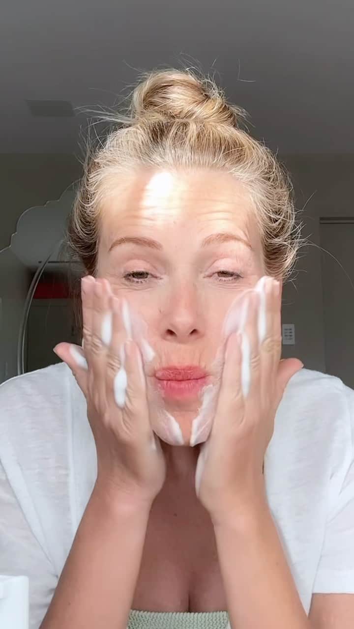 Alessia Marcuzziのインスタグラム：「Sono troppo Boomer per fare un video #asmr ??? 🤣」