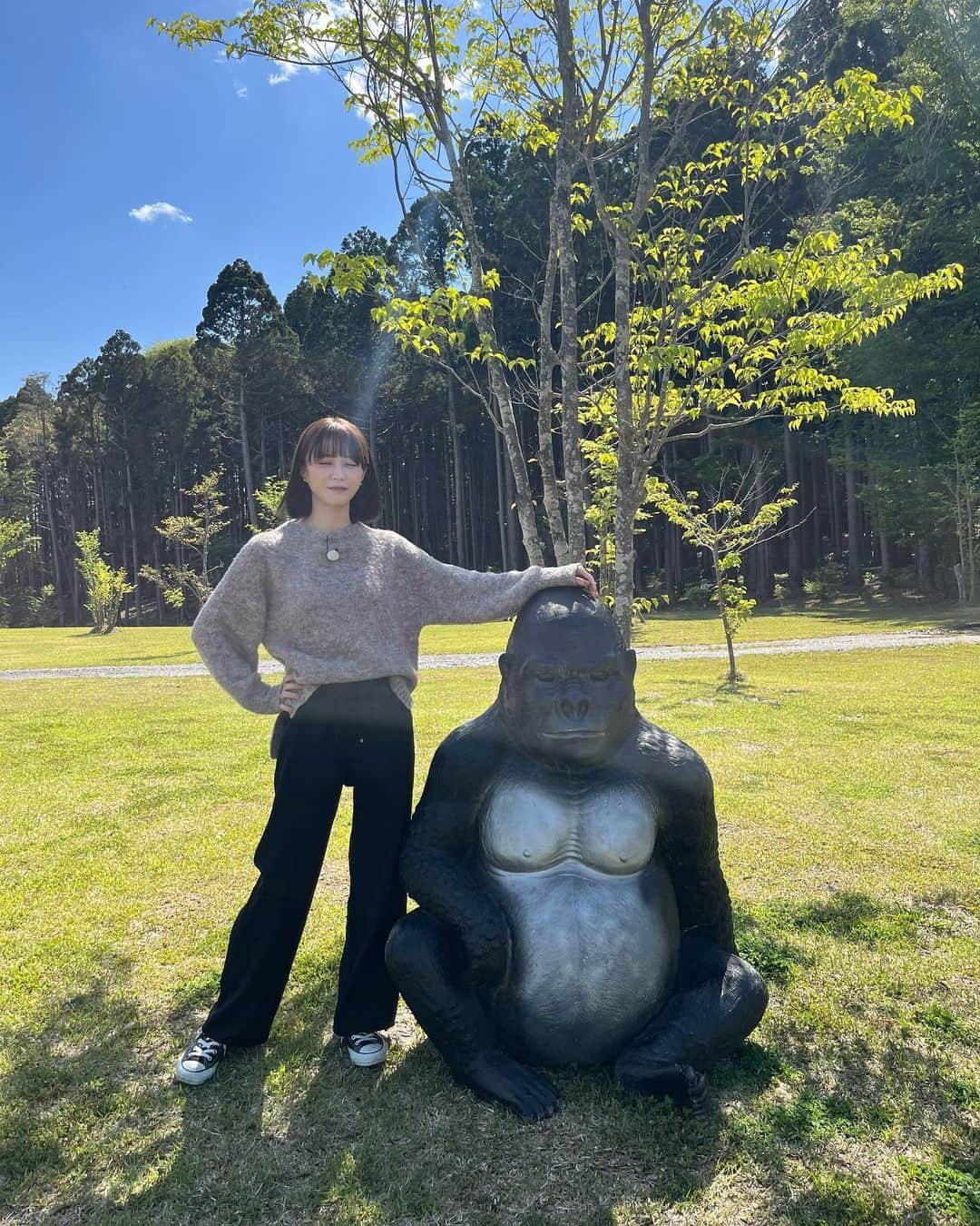 榎本ゆいなのインスタグラム：「地方ロケから東京に帰ってきました。無事に終わって一安心🍵そして写真は茨城にて、半目というより目無しの人と、イケメンゴリラ⭐︎」