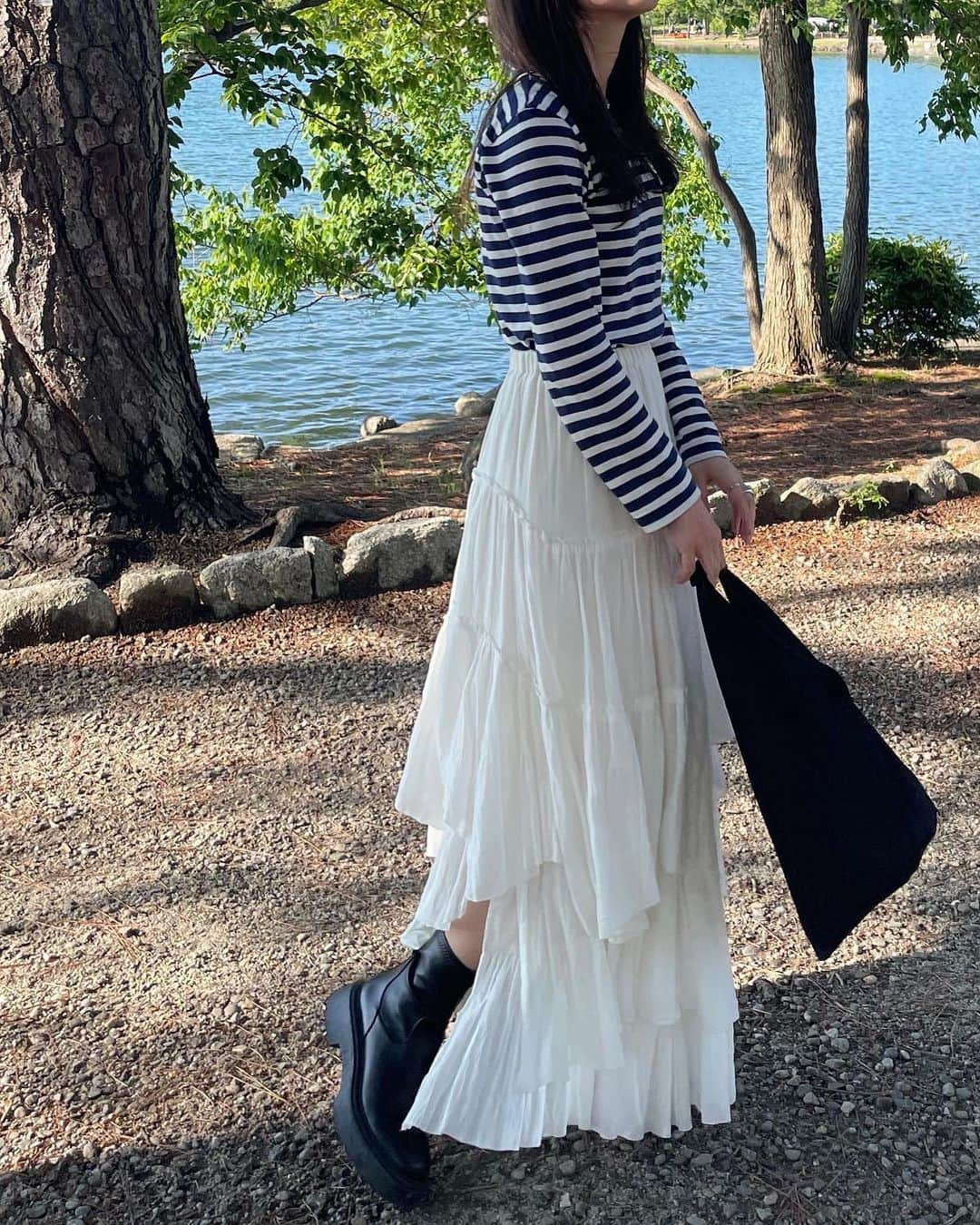 足立沙織さんのインスタグラム写真 - (足立沙織Instagram)「. 晴れの日の大濠公園は ほんとうに心地よくて好き🍃🌬️  . #ohoripark#fukuokacity#andlocals#mm6#casafline #大濠公園#大濠公園カフェ#アンドローカルズ#コムデギャルソン#カーサフライン#ティアードスカート#休日コーデ#일본여행#좋아요반사#데일리룩코디」7月13日 20時40分 - sao_ri_17