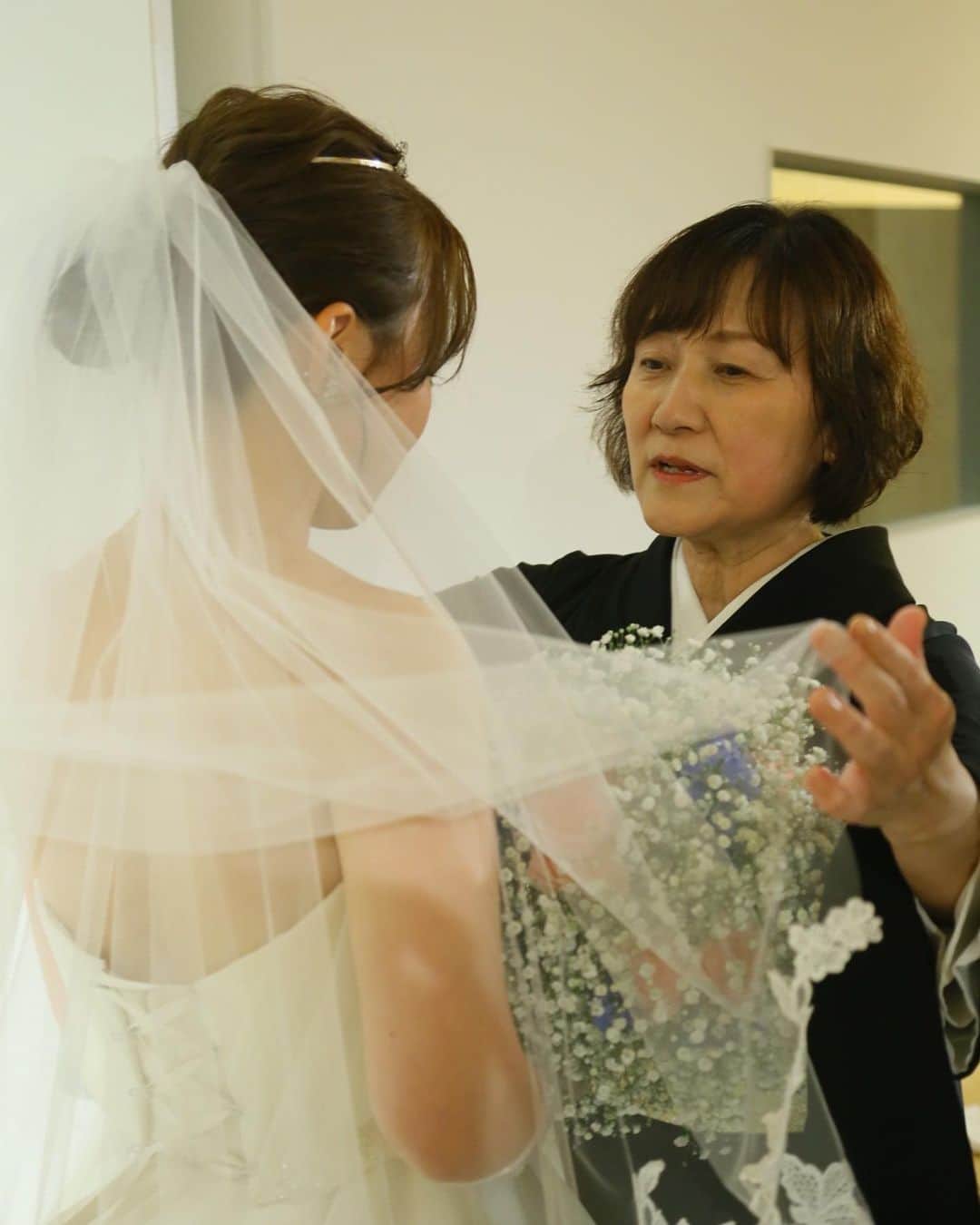 九十九島ベイサイドホテル＆リゾート フラッグスさんのインスタグラム写真 - (九十九島ベイサイドホテル＆リゾート フラッグスInstagram)「. お父様とのチャペル入場 お母様からのベールダウン そして、新郎様のもとえ・・・  みんなの目線がどれも優しさに溢れています  チャペルでのセレモニーに ベールダウンが最近多く取り入れられています。  ベールダウンには本来、魔除けの意味があります。 「愛する娘を守ってくれますように」という母親の願いが込められています。  また、母親が手伝う最後の身支度という意味もあります。  結婚式のセレモニーには、ひとつひとつに 素敵な意味が込められています。 意味がわかって式を迎えると 想いがひときわ強くなりますね☺️ . . @flags_wedding  . .  #フラッグス花嫁 #佐世保結婚式場 #佐世保結婚式 #プレ花嫁さんと繋がりたい #花嫁さんと繋がりたい #プレ花嫁準備 #2023秋婚#2024春婚#2024夏婚 #佐世保花嫁#長崎花嫁#佐賀花嫁 #ウエディングドレス #ブライダルフェア #佐世保ブライダルフェア #入籍しました #ティアラブティック佐世保 #ホテルフラッグス九十九島」7月13日 20時32分 - flags_wedding