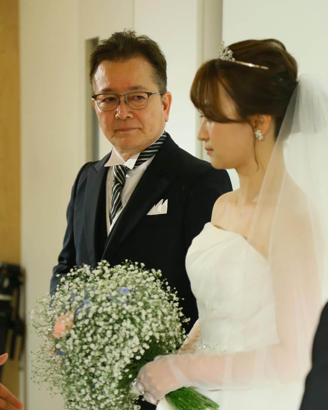 九十九島ベイサイドホテル＆リゾート フラッグスさんのインスタグラム写真 - (九十九島ベイサイドホテル＆リゾート フラッグスInstagram)「. お父様とのチャペル入場 お母様からのベールダウン そして、新郎様のもとえ・・・  みんなの目線がどれも優しさに溢れています  チャペルでのセレモニーに ベールダウンが最近多く取り入れられています。  ベールダウンには本来、魔除けの意味があります。 「愛する娘を守ってくれますように」という母親の願いが込められています。  また、母親が手伝う最後の身支度という意味もあります。  結婚式のセレモニーには、ひとつひとつに 素敵な意味が込められています。 意味がわかって式を迎えると 想いがひときわ強くなりますね☺️ . . @flags_wedding  . .  #フラッグス花嫁 #佐世保結婚式場 #佐世保結婚式 #プレ花嫁さんと繋がりたい #花嫁さんと繋がりたい #プレ花嫁準備 #2023秋婚#2024春婚#2024夏婚 #佐世保花嫁#長崎花嫁#佐賀花嫁 #ウエディングドレス #ブライダルフェア #佐世保ブライダルフェア #入籍しました #ティアラブティック佐世保 #ホテルフラッグス九十九島」7月13日 20時32分 - flags_wedding