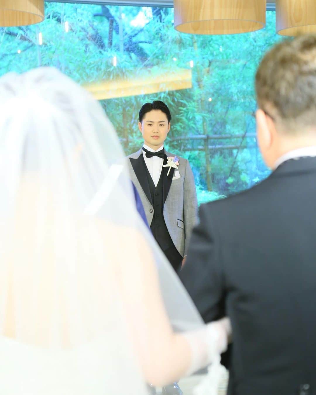 九十九島ベイサイドホテル＆リゾート フラッグスさんのインスタグラム写真 - (九十九島ベイサイドホテル＆リゾート フラッグスInstagram)「. お父様とのチャペル入場 お母様からのベールダウン そして、新郎様のもとえ・・・  みんなの目線がどれも優しさに溢れています  チャペルでのセレモニーに ベールダウンが最近多く取り入れられています。  ベールダウンには本来、魔除けの意味があります。 「愛する娘を守ってくれますように」という母親の願いが込められています。  また、母親が手伝う最後の身支度という意味もあります。  結婚式のセレモニーには、ひとつひとつに 素敵な意味が込められています。 意味がわかって式を迎えると 想いがひときわ強くなりますね☺️ . . @flags_wedding  . .  #フラッグス花嫁 #佐世保結婚式場 #佐世保結婚式 #プレ花嫁さんと繋がりたい #花嫁さんと繋がりたい #プレ花嫁準備 #2023秋婚#2024春婚#2024夏婚 #佐世保花嫁#長崎花嫁#佐賀花嫁 #ウエディングドレス #ブライダルフェア #佐世保ブライダルフェア #入籍しました #ティアラブティック佐世保 #ホテルフラッグス九十九島」7月13日 20時32分 - flags_wedding
