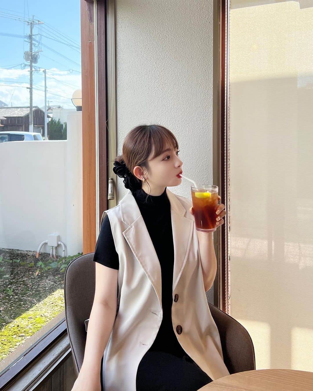 横山紗弓のインスタグラム：「サイドベルトオーバージレベスト🧥 @classicalelf_official いつものTシャツやワンピースに さっと羽織るだけで雰囲気が変わります✨ ちなみにサイドのベルトは調節可能！ 156cm / M / ベージュ系その他 #クラシカルエルフ #classicalelf #エルフコーデ #タイアップ #uniqlo #gu #zara #ユニクロ #ジーユー #ザラ #zozo #zozotown #zozo購入品 #zozotown購入品 #ジレ #ジレベスト #オーバーシルエット #夏服 #初夏コーデ #夏服コーデ」
