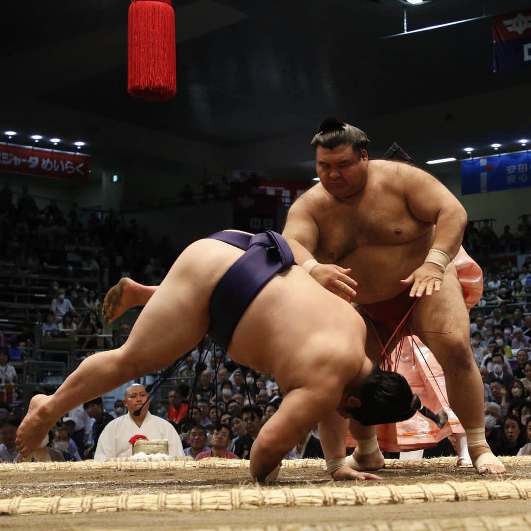 日本相撲協会さんのインスタグラム写真 - (日本相撲協会Instagram)「大相撲名古屋場所五日目！  #翔猿 が大関 #霧島 を破る。 #錦木 は関脇#若元春 に勝ち、初日から5連勝。 序盤戦五日目を終え、幕内ここまで全勝は#錦木 #髙安 #豪ノ山  明日から中盤戦に入ります！  @sumokyokai  #大相撲 #sumo #相撲 #力士 #お相撲さん #japanphoto #sumowrestlers #japanculture  #七月場所 #名古屋場所 #ドルフィンズアリーナ #愛知県体育館」7月13日 20時33分 - sumokyokai