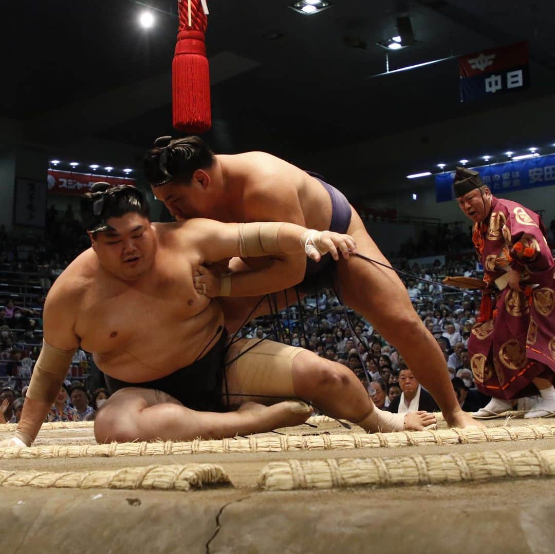 日本相撲協会さんのインスタグラム写真 - (日本相撲協会Instagram)「大相撲名古屋場所五日目！  #翔猿 が大関 #霧島 を破る。 #錦木 は関脇#若元春 に勝ち、初日から5連勝。 序盤戦五日目を終え、幕内ここまで全勝は#錦木 #髙安 #豪ノ山  明日から中盤戦に入ります！  @sumokyokai  #大相撲 #sumo #相撲 #力士 #お相撲さん #japanphoto #sumowrestlers #japanculture  #七月場所 #名古屋場所 #ドルフィンズアリーナ #愛知県体育館」7月13日 20時33分 - sumokyokai