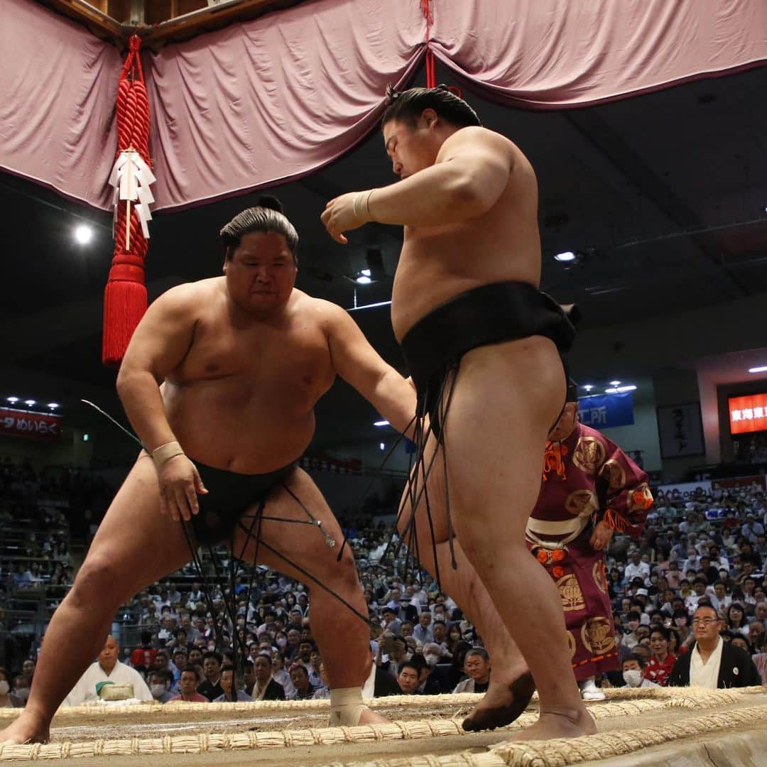 日本相撲協会さんのインスタグラム写真 - (日本相撲協会Instagram)「大相撲名古屋場所五日目！  #翔猿 が大関 #霧島 を破る。 #錦木 は関脇#若元春 に勝ち、初日から5連勝。 序盤戦五日目を終え、幕内ここまで全勝は#錦木 #髙安 #豪ノ山  明日から中盤戦に入ります！  @sumokyokai  #大相撲 #sumo #相撲 #力士 #お相撲さん #japanphoto #sumowrestlers #japanculture  #七月場所 #名古屋場所 #ドルフィンズアリーナ #愛知県体育館」7月13日 20時33分 - sumokyokai