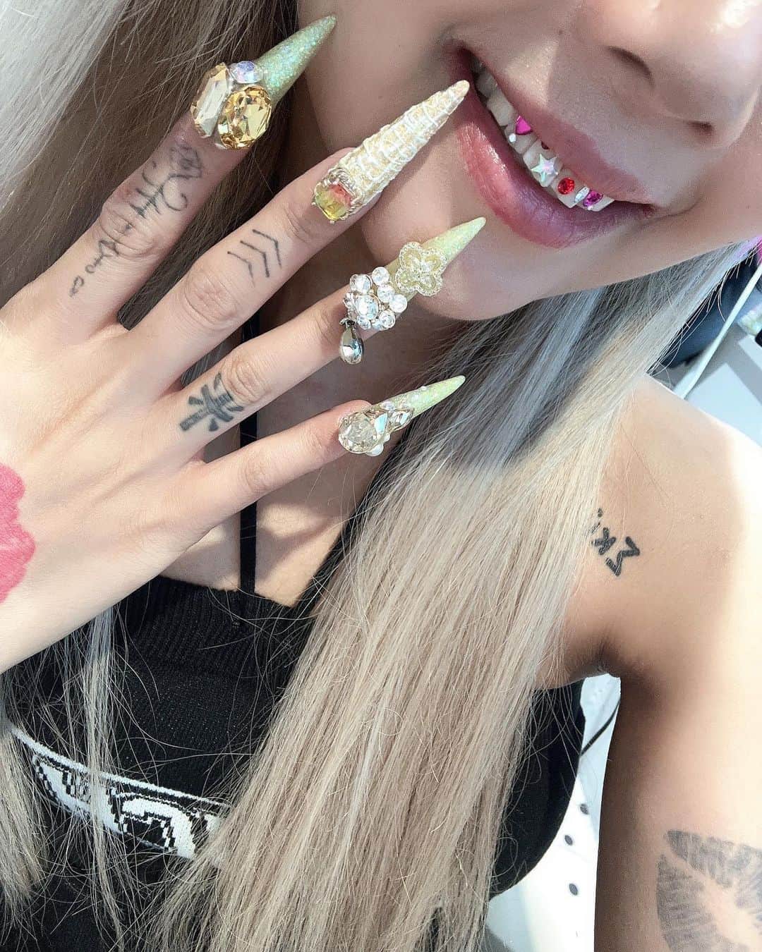 HIRANOAMIのインスタグラム：「ずっとしたかったトゥースジェム🦷✨ 周りにしてる子おらんくて最先端 走ってやった🏃‍♂️💨💨笑 . 紹介してくれた @shouki__0225 くん ありがと😘💋！！ . @heartfull__teeth_jewelry 💎 ここでできるし色んなパーツあるから したい人は行ってみてねん🫨🫸🩷 . #トゥースジェム#トゥースジュエリー #teethjems💎#teethjewely」