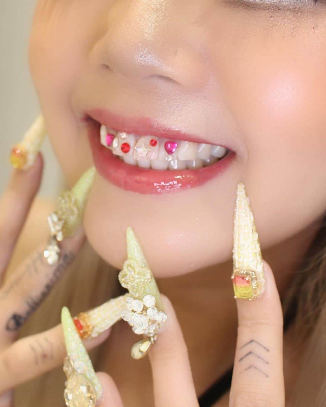 HIRANOAMIさんのインスタグラム写真 - (HIRANOAMIInstagram)「ずっとしたかったトゥースジェム🦷✨ 周りにしてる子おらんくて最先端 走ってやった🏃‍♂️💨💨笑 . 紹介してくれた @shouki__0225 くん ありがと😘💋！！ . @heartfull__teeth_jewelry 💎 ここでできるし色んなパーツあるから したい人は行ってみてねん🫨🫸🩷 . #トゥースジェム#トゥースジュエリー #teethjems💎#teethjewely」7月13日 20時36分 - ___xxamigramxx