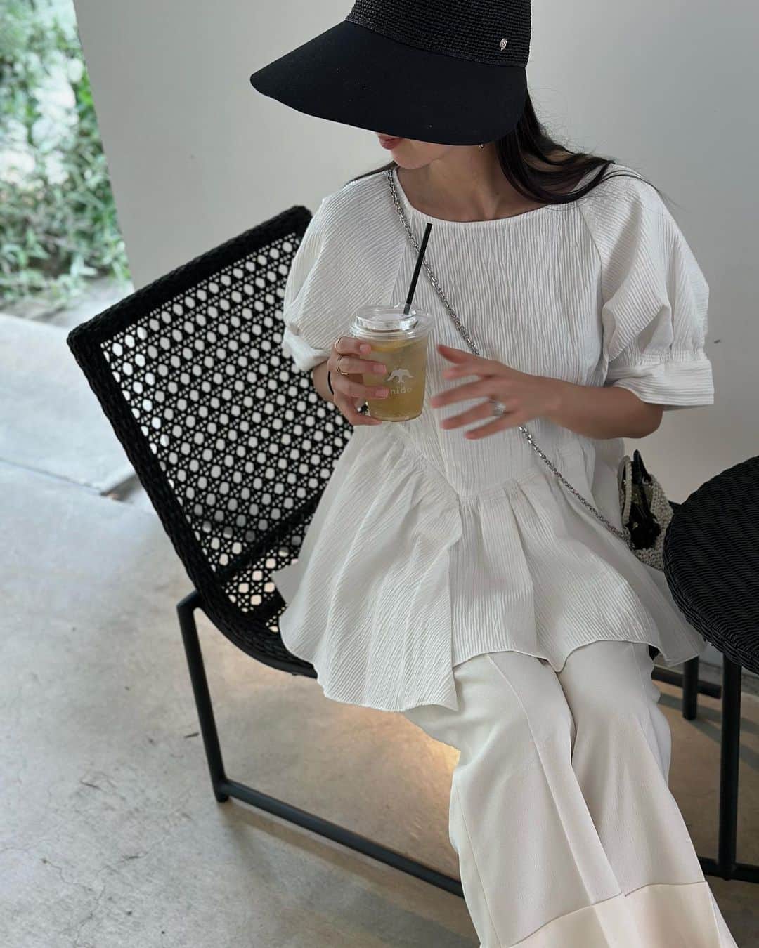 鈴木詩織のインスタグラム：「今日は比較的涼しかった方なのかな？✨ なのでテラスでカフェしてきたよ♡  暑いので炭酸のレモネードばかり最近は飲んでしまっています😂🍋  黒のお洋服大好きなのだけど暑さに勝てなくて、最近は白ばかり着ちゃってる🤍 @elendeek のトップスが程良いふんわり感と丈間がとっても良くてお気に入り🥹  パンツも白にしてオールホワイトコーデにしてみたよん！  ⁡  #shiorin_styling#elendeek#helenkaminski#naturalbeautybasic#エレンディーク#ヘレンカミンスキー#ナチュラルビューティーベーシック」