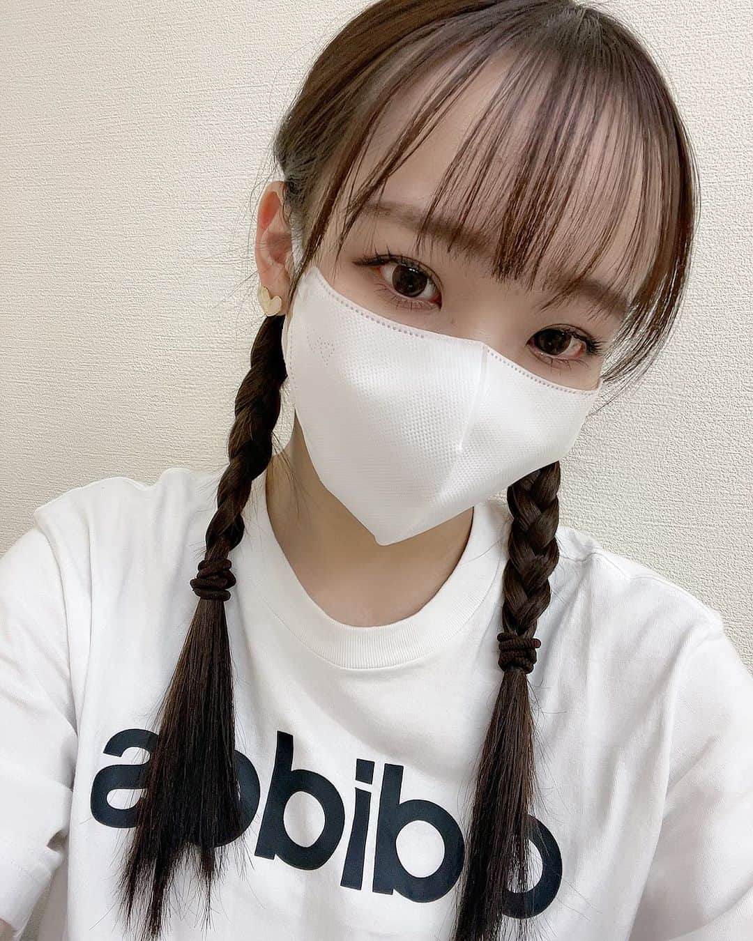 のインスタグラム：「#灰色の街 初日まであと1週間！  奈美子を演じていると 自分が普段見ている世界がどれだけ偏っているか 痛感させられます。 ひとつの事に大きく頼っていては勿体ないんですね。  もっと五感をフルに使って 繊細に、丁寧に、 世界を感じていきたい。❤️‍🔥  明日から集中稽古！ 暑さに負けず、気合い入れて頑張ります！  みんなも水分・塩分補給を忘れずにね。🌷」