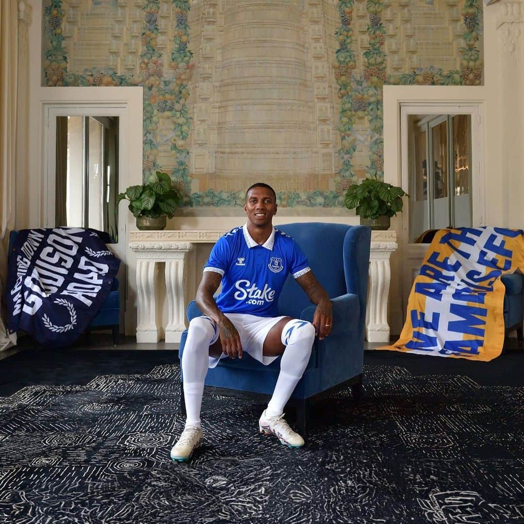 アシュリー・ヤングさんのインスタグラム写真 - (アシュリー・ヤングInstagram)「So the worst kept secret is out… thanks to everyone at @everton for the very warm welcome, really excited and can’t wait to get started!」7月13日 20時49分 - youngy_18