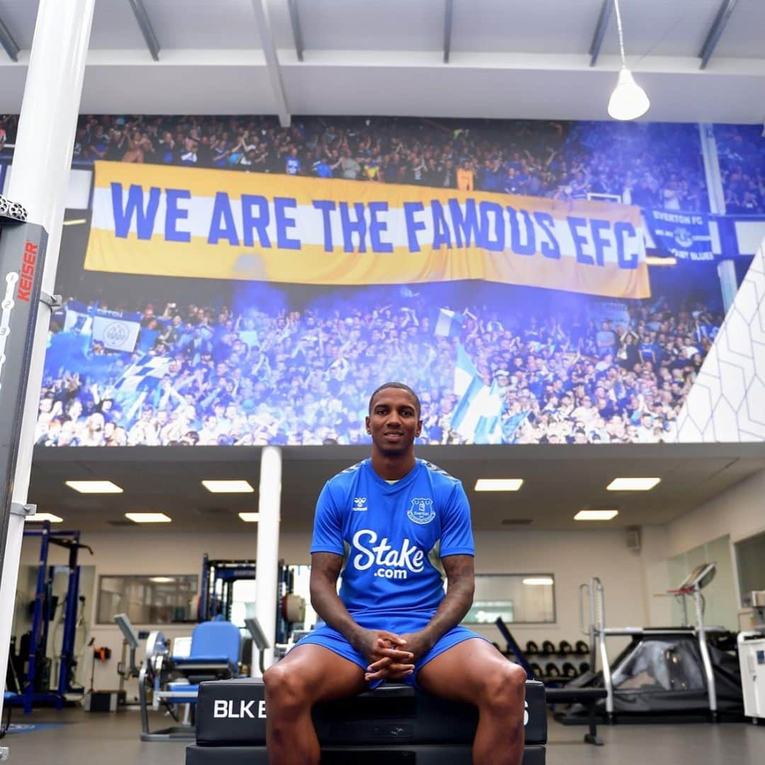 アシュリー・ヤングさんのインスタグラム写真 - (アシュリー・ヤングInstagram)「So the worst kept secret is out… thanks to everyone at @everton for the very warm welcome, really excited and can’t wait to get started!」7月13日 20時49分 - youngy_18