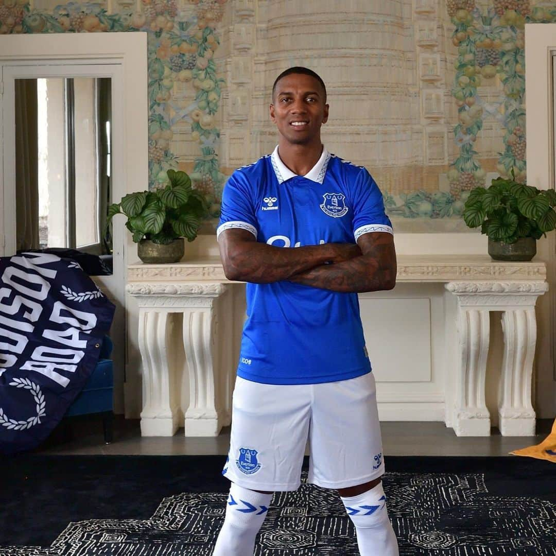 アシュリー・ヤングさんのインスタグラム写真 - (アシュリー・ヤングInstagram)「So the worst kept secret is out… thanks to everyone at @everton for the very warm welcome, really excited and can’t wait to get started!」7月13日 20時49分 - youngy_18