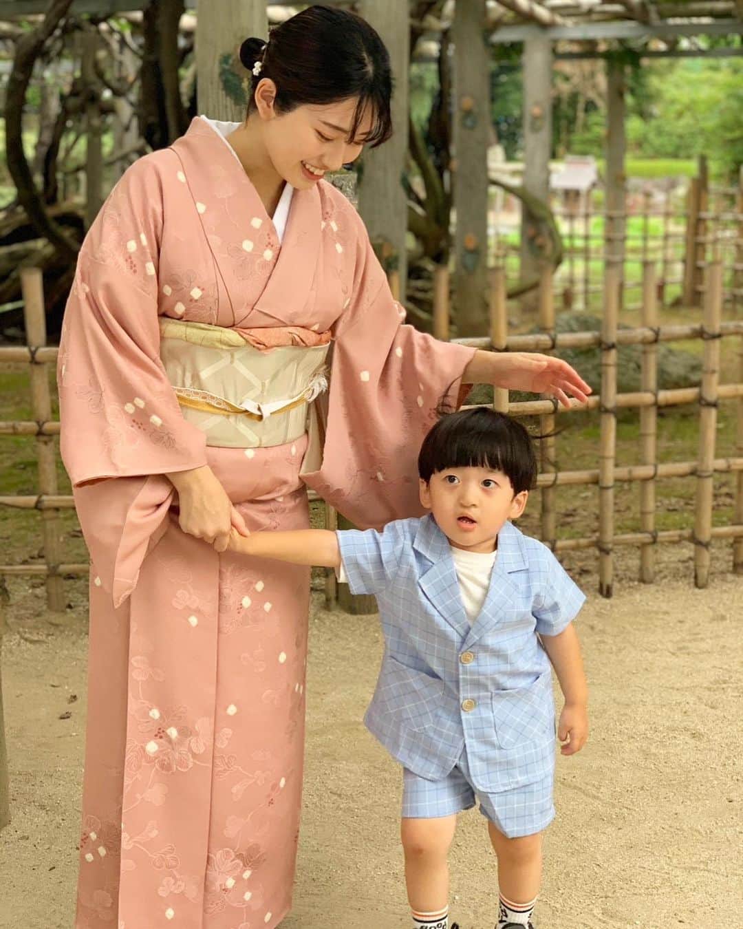 小泉留菜のインスタグラム：「👘✨ . . 我が家の社長さんとも😘📸✨ . . 最近お兄ちゃんの自覚が出てきた？のかな☺️✨ 成長が見られて寂しいような嬉しいような、、、🥹💞 . . 母に若女将みたいだね。て言われた👘✌🏻笑 . . お宮参りフォトらすと投稿でした💓 #生後1ヶ月 #1ヶ月ベビー #お宮参り #お宮参りフォト  #3歳 #3歳男の子 #3歳児 #ママ #男の子ママ #ママスタグラム #25歳ママ #口唇口蓋裂 #関東ママ #埼玉ママ　 #出産 #出産報告 #ご報告 #第二子 #第二子出産 #赤ちゃん #ベビー #baby #女の子ママ #2児ママ #0歳 #0歳児 #0歳児ママ #兄妹」