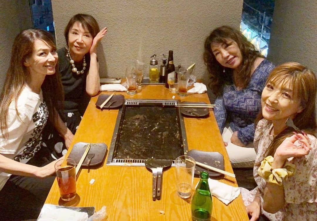 奈美悦子のインスタグラム：「もんじゃで女子会！ 人生2度目のもんじゃ焼き 月島では初めて😄美味しくてくせになりそう😊 #月島 #月島もんじゃ #仲良し #美味しい #楽しいね #女子会 #もんじゃ焼 #焼きそば #また #行きたい」