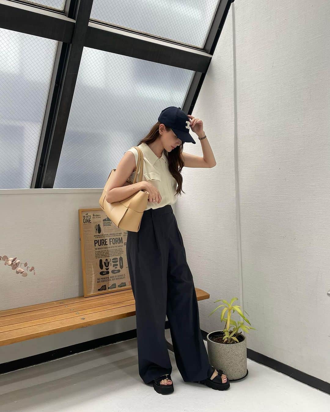 Aoiのインスタグラム：「撮影行ってPRのお仕事行ってドライブした日🫶 充実した日だった☀️ ハウススタジオが彩光最高でした🫶  🧢 @celine 👕 @mecre_official  👖 @plst_official  👟 @doublestandard_official  👜 @newbottega   #celine#夏コーデ#骨格ナチュラル #平均身長コーデ#キャップコーデ#fashion#ootd#cordinate#大人カジュアル#セリーヌキャップ」