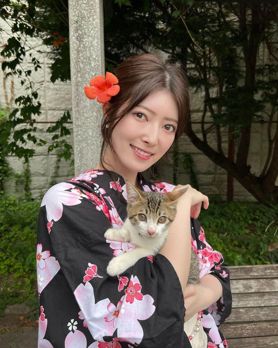 日下部美愛のインスタグラム：「猫と⁡浴衣🫶🏻⁡ 今年は黒ピンクの浴衣！どう？ ⁡ #猫⁡ #浴衣⁡ #浴衣ヘアアレンジ #浴衣女子  #selfie #黒髪 #黒髪ロング  #動漫 #粉我 #角色扮演 扮演 #时装 #时装模特 #自拍 #animegirl #instagood #followforfollowback #japan  #idol #followme」