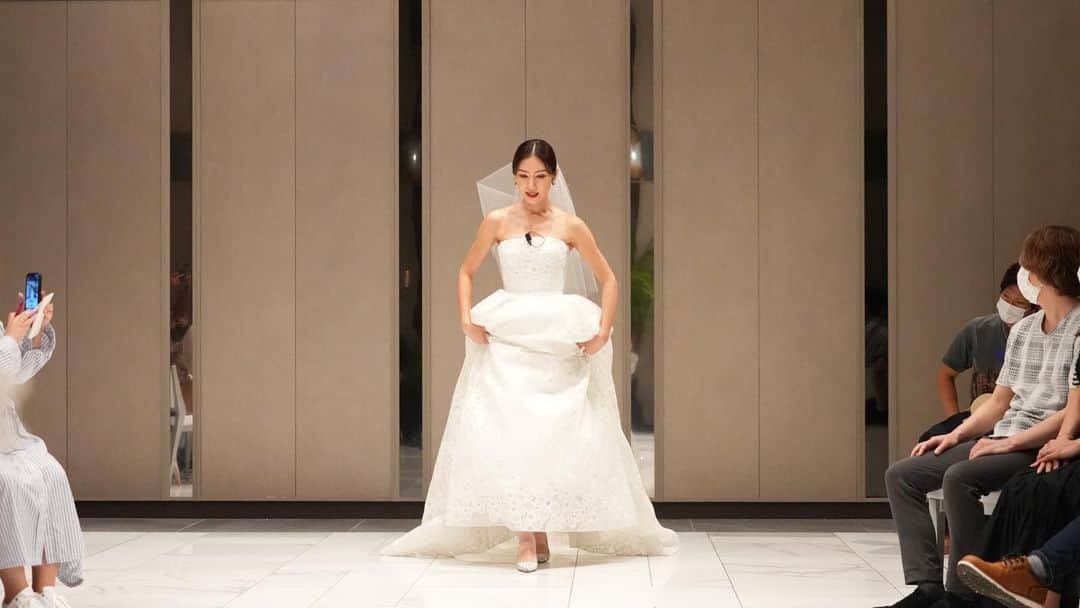 野原遥さんのインスタグラム写真 - (野原遥Instagram)「7/9(日)ザ・カハラ・ホテル&リゾート横浜様 ウエディングイベント💐  今回は新郎🤵新婦👰‍♀️お二人に向けて レクチャーをさせていただきましたが、 新郎様もメモをしながらすごく一生懸命話しを聴いてくれていて、 とっても感動しました🥲 皆様ありがとうございました🔥  姿勢や歩き方、振る舞いなどの身体の使い方は やはり結婚式やフォトウエディング前に何回か練習いただきたいな〜。  基礎から正さないと本当に意味がなくて、 一瞬、なんとなくはできたとしてもできた気になっているだけの可能性もあったり… 見様見真似で簡単に出来ることではないのですよね。  ただの振る舞い(動き)をお伝えしているわけではなく本人の骨格や癖から見直すレッスンを行っているので、本当は式場様に結婚式のプランとして入れていただきたいくらい。  まだまだ、その辺りを伝えられるようにしていこう。  #カハラ横浜 #カハラ横浜ウエディング #weddingparty #カハラホテル #kahalayokohama #みなとみらい #ブライダルレッスン #のはるレッスン」7月13日 20時45分 - noharu1021