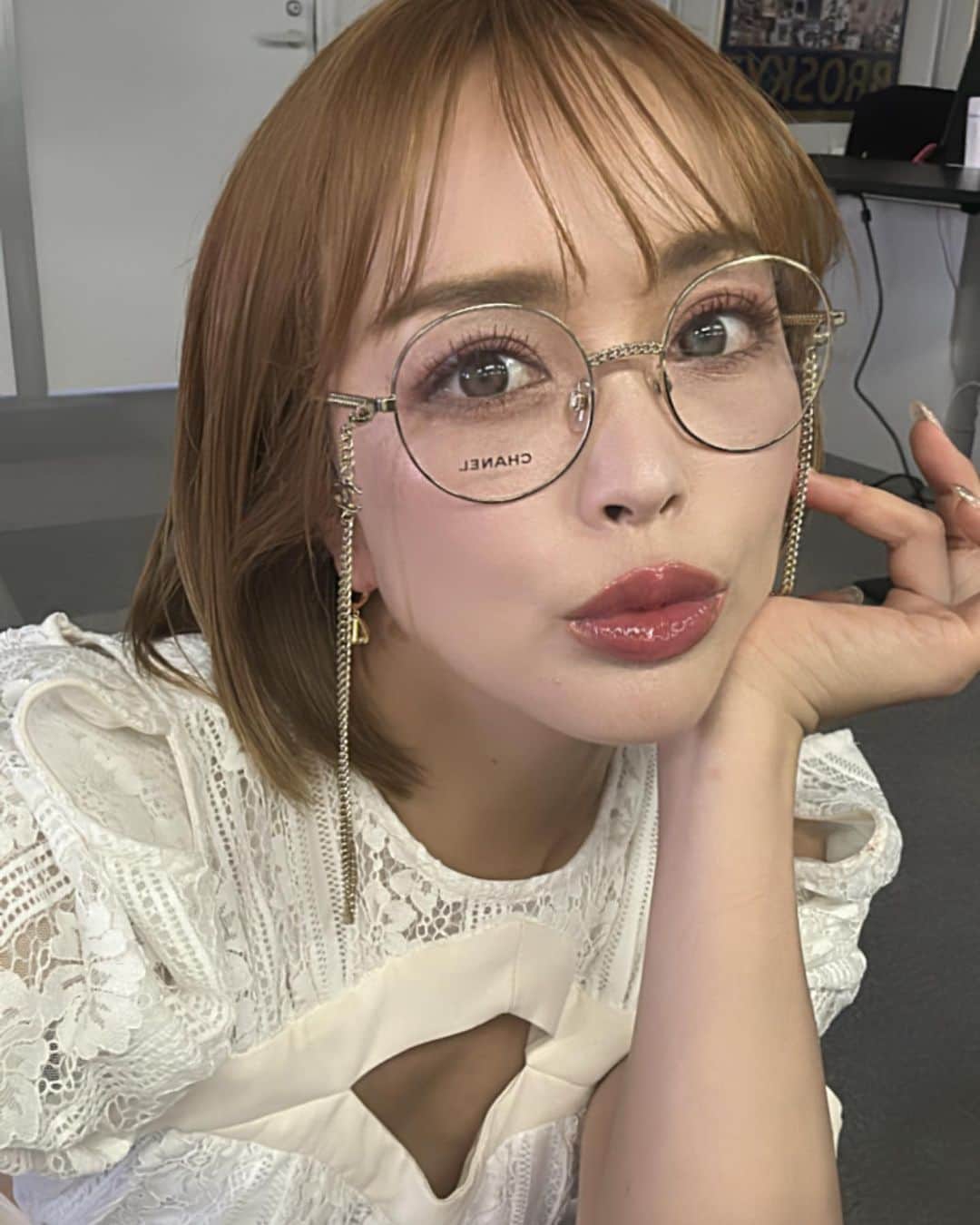 板橋瑠美のインスタグラム：「業界初の動き❤︎  自分のファンの方々と、商品開発をする。 そんなブランド今までになかった試み。  それが　✨✨LUMILIE✨✨ なんです！！  美容が大好きで、肌荒れに悩んで、 自信がなくて落ち込んでしまっていた22〜25歳。  あの頃の自分には絶対に、戻らない！！！  肌は女性のバロメーターだと思います。  綺麗になればなるほど、自信につながる✨✨  LUMILIEを一緒に作ってくれている、LUMILIE beauteのメンバーは、 どんどんと内側から綺麗に輝いております！！！！💗  1人でも多くの女性を幸せにしたい！！！ そんな思いで立ち上げました^ ^  お試しミニボトルが現在発売記念💓10パーセントOFF中なので、 是非是非お試しいただければと思います^ ^  昨日のお泊まりした2人にも使ってもらって好評でした❤︎^ ^  @lumilie_official   是非よろしくお願い申し上げます。  ストーリーにも、販売ページリンク貼りますね💓！！  #LUMILIE#ルミリエ#LUMILIEbeaute」