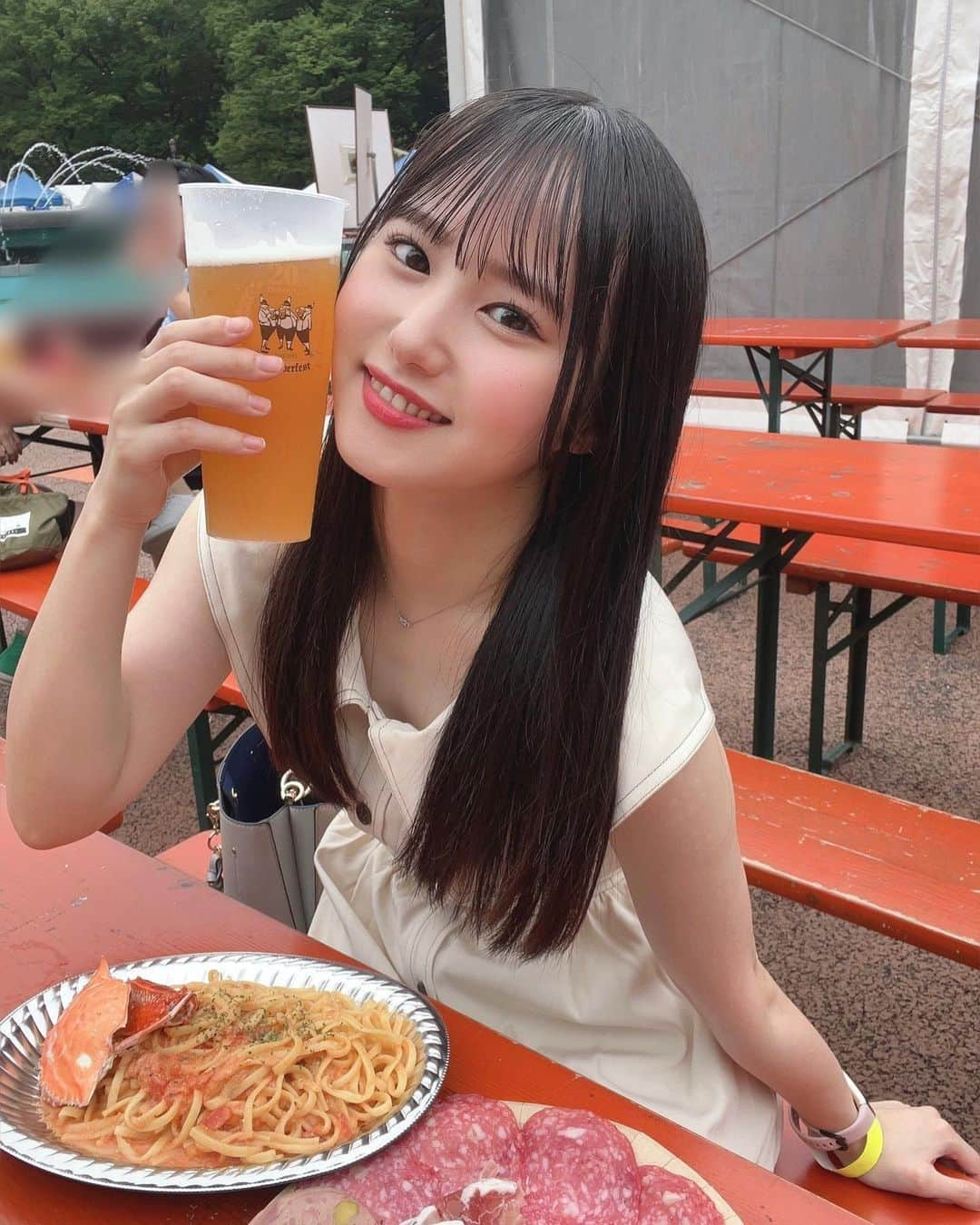 前田彩佳さんのインスタグラム写真 - (前田彩佳Instagram)「日比谷オクトーバーフェスト2023～SUMMER～ にお邪魔させて頂きました☺️  夏の外で飲むビールは最高です🍻  1杯目は白ビールで2杯目は生フルーツサワーのマスカットにしました✌️ 2杯目飲む頃にはだいぶ出来上がってたので、写真スクロールしていくとだんだん酔ってる前田さんでございます🫣  17日までやってるので行ってみてねん🤭   #オクフェス20周年 #selfie  #selca  #셀카  #셀카그램 #自撮り  #自撮り界隈  #自撮り女子  #アイドル  #地下アイドル  #japanesegirl  #followme  #いいね返し  #夏  #summer #festa  #ビール  #ワンピースコーデ  #ワンピース  #ストレートヘア」7月13日 20時47分 - _ayaka1218