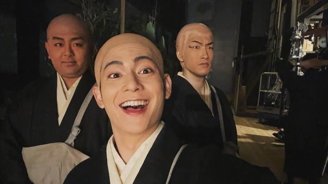 榊原徹士さんのインスタグラム写真 - (榊原徹士Instagram)「思い出達🎞️  「若き日の親鸞」 遵西と顔面どちゃ汚れ町民 南座公演楽しすぎたし、いい先輩に恵まれました。  #親鸞 #京都 #南座お練り」7月13日 20時47分 - tetsujisakakibara