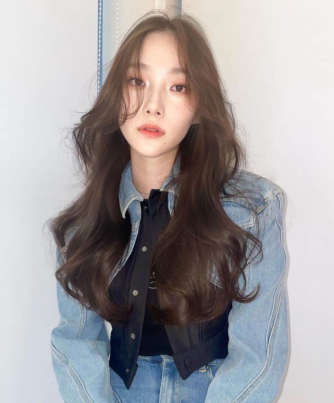 原涼香のインスタグラム：「💙🆕今やりたい韓国レイヤーロング🆕💙 夏は軽やかなレイヤースタイルがトレンドですദ്ദി‪- ·̫ - ̳ ㅤㅤㅤㅤㅤㅤㅤㅤㅤㅤㅤㅤㅤ 🎀韓国HAIR STYLE menu... ㅤㅤㅤㅤㅤㅤㅤㅤㅤㅤㅤㅤㅤ ☑︎カット 巻いても巻かなくても可愛いこだわりレイヤーカット♡  ☑︎プレミアムケアカラー(or Wケアカラー) 透明感バツグンカラーが得意です♡ ㅤㅤㅤㅤㅤㅤㅤㅤㅤㅤㅤㅤㅤ ☑︎HITAトリートメント 韓国人みたいなツヤ髪はトリートメントがマスト♡  ㅤㅤㅤㅤㅤㅤㅤㅤㅤㅤㅤㅤㅤ ご予約はリンクから🫶🏻🔗 ㅤㅤㅤㅤㅤㅤㅤㅤㅤㅤㅤㅤㅤㅤㅤㅤㅤㅤㅤㅤㅤㅤㅤㅤㅤㅤ ㅤㅤㅤㅤㅤㅤㅤㅤㅤㅤㅤㅤㅤ  #SHIMA#韓国ヘア#韓国スタイル#レイヤーカット#ワンホンヘア#ワンホン#ダークトーン#網紅#初カラー#暗髪#ベージュカラー#ラベンダーカラー#グレージュ#オリーブカラー#透明感カラー#銀座美容院#銀座美容室#美容師#시스루뱅#레이어드컷#koreanhair」