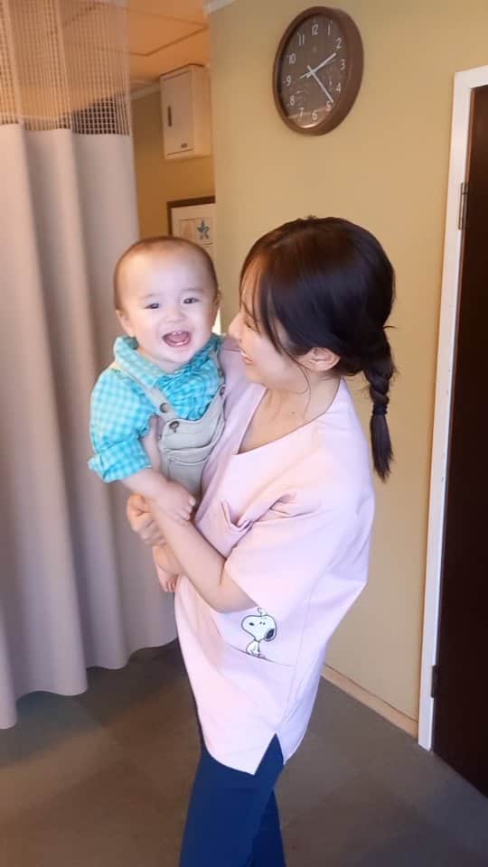 赤崎あかりのインスタグラム：「. この笑顔たまらんｯ(≧▽≦)♡♡♡ . ママと一緒に遊びに来てくれるベビーちゃん達には、日々私も父ちゃんも癒しを頂いていまして、なにせ成人息子を持つ親としても、近く未来にきてくれるであろうジィジ&バァバの予行練習をさせてもろてます😳 . 只今父ちゃんとの寝かしつけ戦は引き分け中でして💦 次こそ勝利は譲りませんで～w💪👵 . 一番大変で、でも一番愛おしいこの時👶 思えば、沢山のハグができるのも大変なこの時期の特権なのよね～ｯ😌未来のバァバももちろん楽しみやねんけど、この頃の4兄弟を、もう一度抱きしめたいわっ🤭 . . . . . #あかざき鍼灸整骨院 #美容整体師 #和漢薬膳師 #育児アドバイザー #子育て#育児#赤ちゃんのいる暮らし」