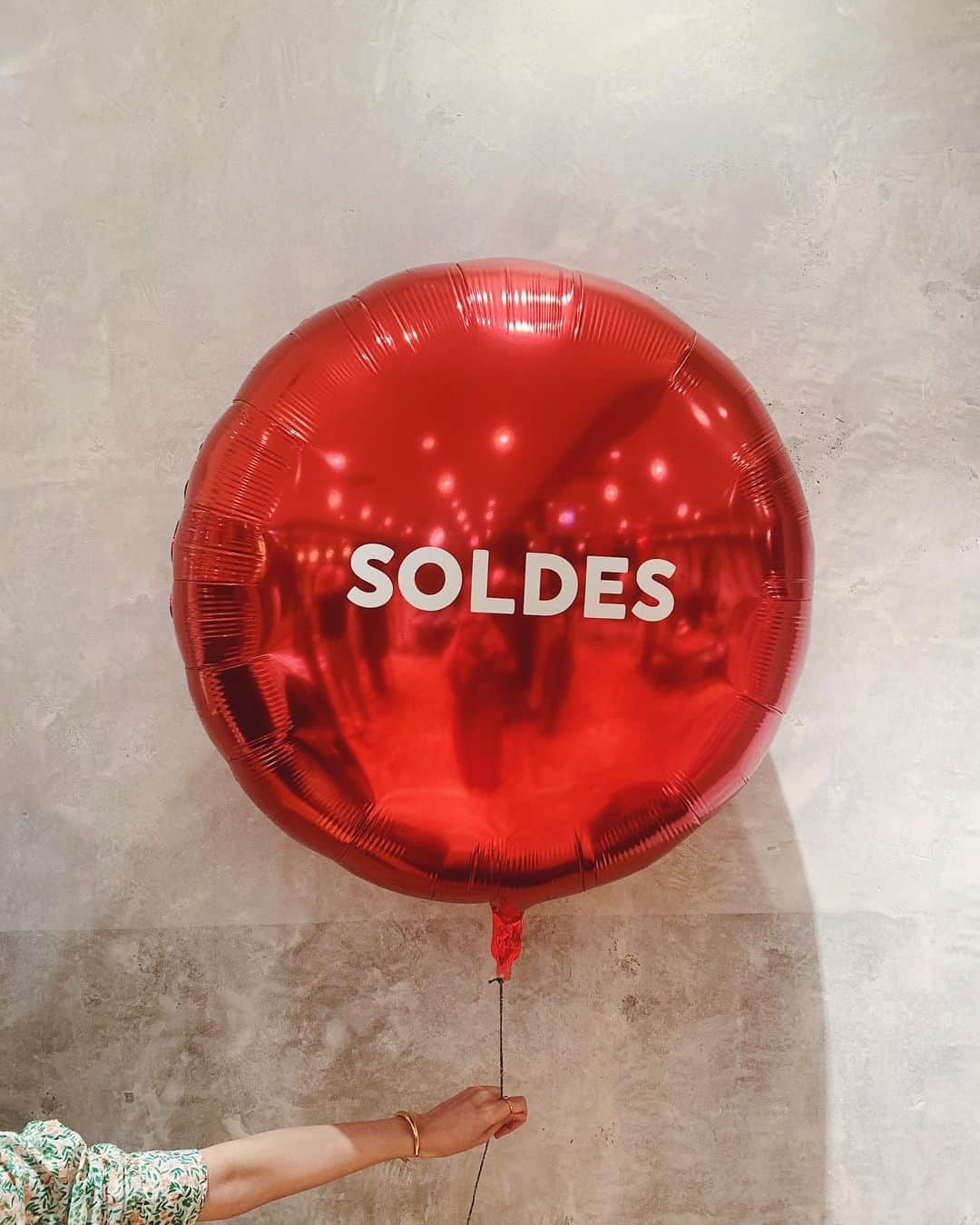 IÉNA LA BOUCLEさんのインスタグラム写真 - (IÉNA LA BOUCLEInstagram)「.  SOLDES!!🎈 LA  BOUCLE SUMMER SALE START!  #SOLDES#ienalaboucle#iena#イエナ#イエナラブークル#ienalaboucle_23ss」7月13日 20時51分 - iena.la.boucle.store