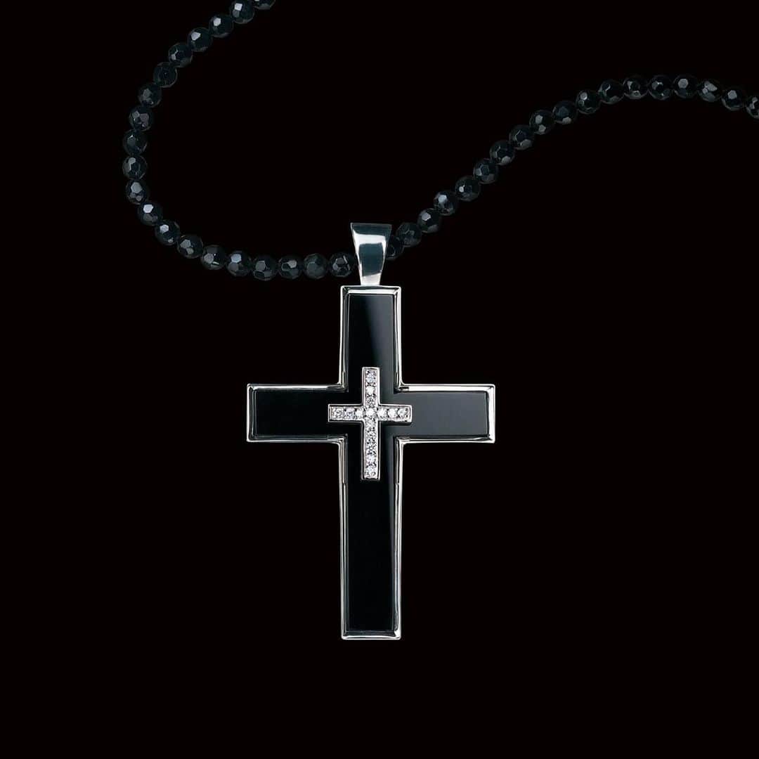 ジャスティンデイビスのインスタグラム：「⠀ SUPER DELUX CROSS Pendant  大ぶりなクロスの中にオニキスとダイヤモンドをセットしたロングセラーなペンダント。   #justindavis #ジャスティンデイビス #spj120」