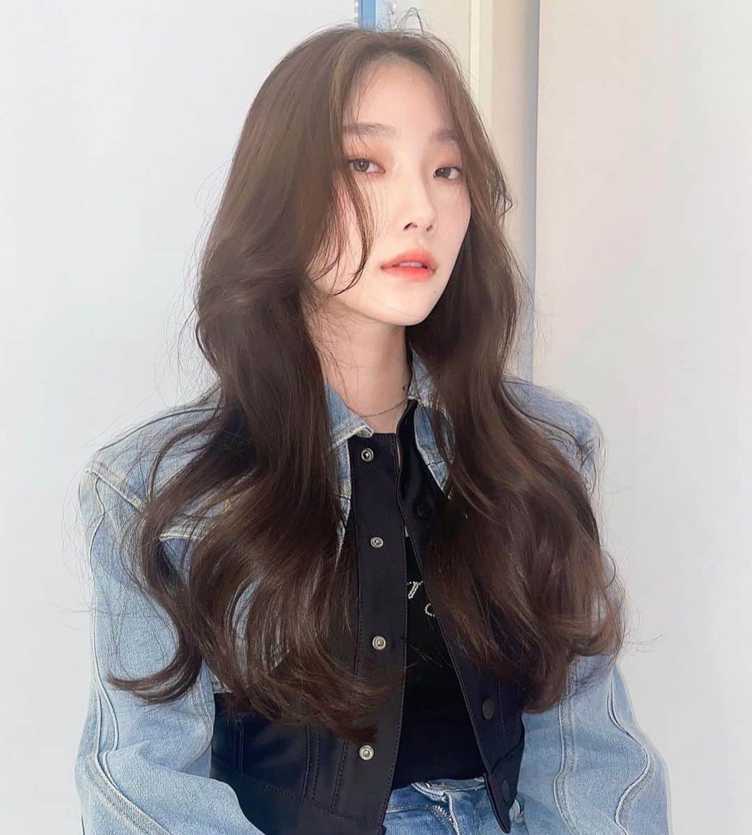 原涼香のインスタグラム：「💙🆕今やりたい韓国レイヤーロング🆕💙 夏は軽やかなレイヤースタイルがトレンドですദ്ദി‪- ·̫ - ̳ ㅤㅤㅤㅤㅤㅤㅤㅤㅤㅤㅤㅤㅤ 🎀韓国HAIR STYLE menu... ㅤㅤㅤㅤㅤㅤㅤㅤㅤㅤㅤㅤㅤ ☑︎カット 巻いても巻かなくても可愛いこだわりレイヤーカット♡  ☑︎プレミアムケアカラー(or Wケアカラー) 透明感バツグンカラーが得意です♡ ㅤㅤㅤㅤㅤㅤㅤㅤㅤㅤㅤㅤㅤ ☑︎HITAトリートメント 韓国人みたいなツヤ髪はトリートメントがマスト♡  ㅤㅤㅤㅤㅤㅤㅤㅤㅤㅤㅤㅤㅤ ご予約はリンクから🫶🏻🔗 ㅤㅤㅤㅤㅤㅤㅤㅤㅤㅤㅤㅤㅤㅤㅤㅤㅤㅤㅤㅤㅤㅤㅤㅤㅤㅤ ㅤㅤㅤㅤㅤㅤㅤㅤㅤㅤㅤㅤㅤ  #SHIMA#韓国ヘア#韓国スタイル#レイヤーカット#ワンホンヘア#ワンホン#ダークトーン#網紅#初カラー#暗髪#ベージュカラー#ラベンダーカラー#グレージュ#オリーブカラー#透明感カラー#銀座美容院#銀座美容室#美容師#시스루뱅#레이어드컷#koreanhair」