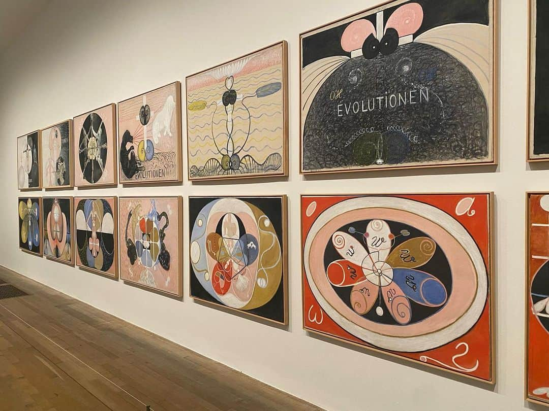 秋元玲奈さんのインスタグラム写真 - (秋元玲奈Instagram)「My friend took me to the preview exhibition of "HILMA AF KLINT & PIET MONDRIAN "at Tate Modern, and it was absolutely amazing! I was completely immersed in the splendid art. We enjoyed dinner together afterward at @cipriani and then...  I got this such a joyful look on my face😆 thank you @mrshiroka ❤️  アート鑑賞して、気の知れた友人とゆっくり美味しいご飯を食べるという、素敵な夜。  #london #londonlife #tatemodern #mondrian  #klint #cipriani」7月13日 20時58分 - rena_akimoto