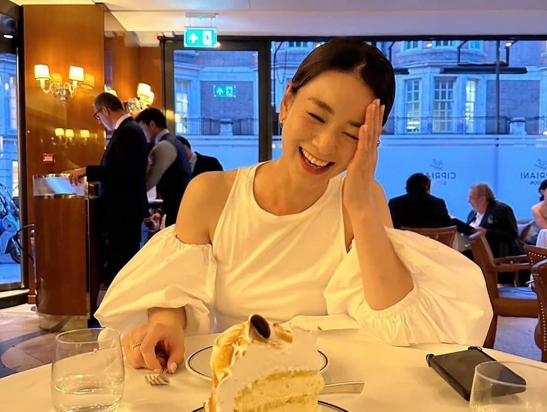 秋元玲奈さんのインスタグラム写真 - (秋元玲奈Instagram)「My friend took me to the preview exhibition of "HILMA AF KLINT & PIET MONDRIAN "at Tate Modern, and it was absolutely amazing! I was completely immersed in the splendid art. We enjoyed dinner together afterward at @cipriani and then...  I got this such a joyful look on my face😆 thank you @mrshiroka ❤️  アート鑑賞して、気の知れた友人とゆっくり美味しいご飯を食べるという、素敵な夜。  #london #londonlife #tatemodern #mondrian  #klint #cipriani」7月13日 20時58分 - rena_akimoto