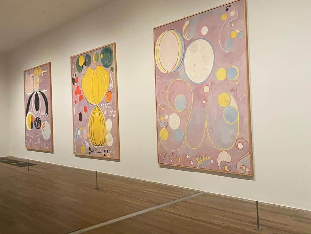 秋元玲奈さんのインスタグラム写真 - (秋元玲奈Instagram)「My friend took me to the preview exhibition of "HILMA AF KLINT & PIET MONDRIAN "at Tate Modern, and it was absolutely amazing! I was completely immersed in the splendid art. We enjoyed dinner together afterward at @cipriani and then...  I got this such a joyful look on my face😆 thank you @mrshiroka ❤️  アート鑑賞して、気の知れた友人とゆっくり美味しいご飯を食べるという、素敵な夜。  #london #londonlife #tatemodern #mondrian  #klint #cipriani」7月13日 20時58分 - rena_akimoto