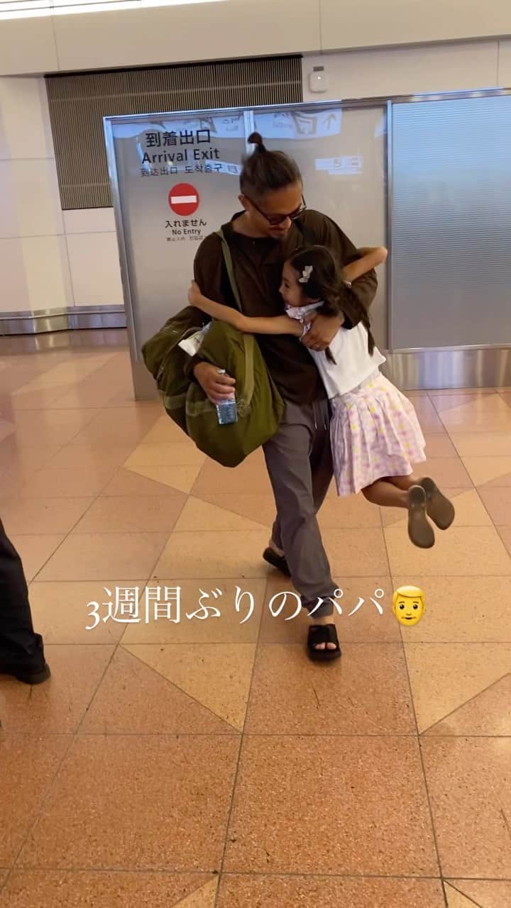 小水彩のインスタグラム：「買い付けから帰ってきたパパに飛びつく娘🧡💛　かわいいな〜🥹」