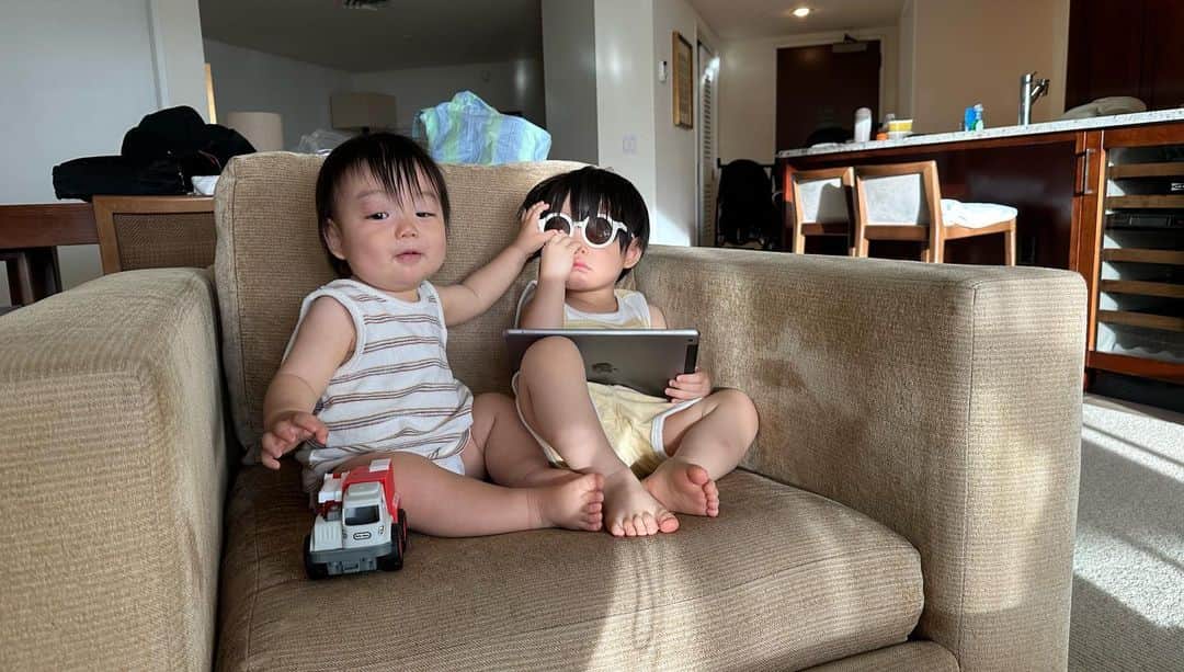桃さんのインスタグラム写真 - (桃Instagram)「ハワイでは、信じられないくらい素敵なお部屋に泊まりました…！ 2枚目の【ルームツアー動画】みてーーー🙏🏻 赤ちゃんにやさしーーいお部屋で、家具の角にはカバーがついてたり、ベビーバスが置いてあったり、ベビーベッドにはアメニティがあったり。なにより洗濯物が毎日山ほど出るので、お部屋についてる洗濯機と乾燥機は本当にありがたかった…🥹👏🏻👏🏻👏🏻 キッチンの迫力もすごくて、道具は全て揃っていて、包丁だけでも種類が豊富すぎた🔪笑 ベランダからは海の景色とシティの景色、両方楽しめるのも嬉しかった。 日本では滅多に見ることのできない虹に興奮してたたろなのでした🌈 （床に反射しただけだけどね笑）  ベビーベッドは2歳でもつけられるのか？お部屋に炊飯器はあるのか？空港からの送迎は？などなど小さな質問も全て @newt_guide のコンシェルジュがLINEで逐一答えてくれて、ホテルとの間に入ってくれるのがすごく楽でありがたかった…🥲🙏🏻✨ ブログにルームツアーの詳細（特にキッチンの詳細）詳しく載ってるので、みてね✍️  #初めての家族海外旅行#たろじろ #1歳2ヶ月 #2歳2ヶ月 #誕生日同じ　#年子兄弟 #仲良し　#TRUMPHOTEL @trumpwaikiki #newtでハワイ旅 #sponseredbynewt」7月13日 21時06分 - momo.official