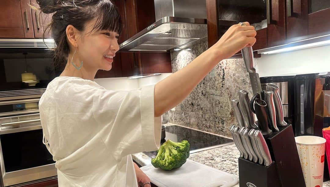 桃さんのインスタグラム写真 - (桃Instagram)「ハワイでは、信じられないくらい素敵なお部屋に泊まりました…！ 2枚目の【ルームツアー動画】みてーーー🙏🏻 赤ちゃんにやさしーーいお部屋で、家具の角にはカバーがついてたり、ベビーバスが置いてあったり、ベビーベッドにはアメニティがあったり。なにより洗濯物が毎日山ほど出るので、お部屋についてる洗濯機と乾燥機は本当にありがたかった…🥹👏🏻👏🏻👏🏻 キッチンの迫力もすごくて、道具は全て揃っていて、包丁だけでも種類が豊富すぎた🔪笑 ベランダからは海の景色とシティの景色、両方楽しめるのも嬉しかった。 日本では滅多に見ることのできない虹に興奮してたたろなのでした🌈 （床に反射しただけだけどね笑）  ベビーベッドは2歳でもつけられるのか？お部屋に炊飯器はあるのか？空港からの送迎は？などなど小さな質問も全て @newt_guide のコンシェルジュがLINEで逐一答えてくれて、ホテルとの間に入ってくれるのがすごく楽でありがたかった…🥲🙏🏻✨ ブログにルームツアーの詳細（特にキッチンの詳細）詳しく載ってるので、みてね✍️  #初めての家族海外旅行#たろじろ #1歳2ヶ月 #2歳2ヶ月 #誕生日同じ　#年子兄弟 #仲良し　#TRUMPHOTEL @trumpwaikiki #newtでハワイ旅 #sponseredbynewt」7月13日 21時06分 - momo.official