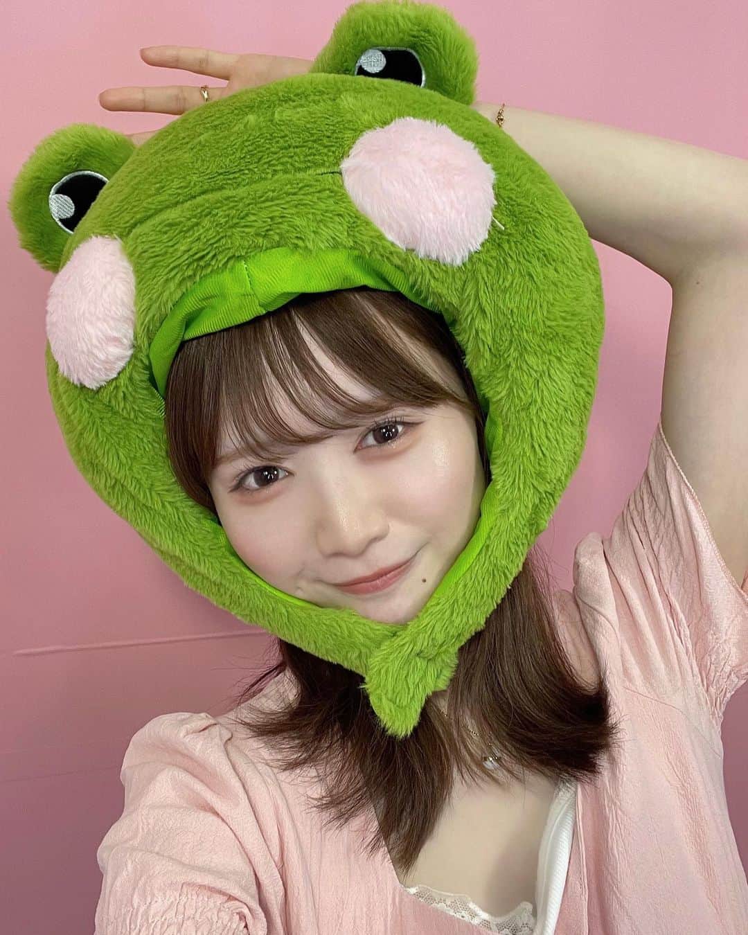 さばこのインスタグラム：「👀🩵 佐々木希さんイメージモデルのカラコン フランミーから普段使いしやすい新色が出たよ〜  1枚目🐸 #シェルチュールロゼ  これ本当に盛れた！ 私結構奥目で瞳の色も漆黒なんだけど、ちゃんと光が入って色素薄い系の瞳になれた〜🧚🏻‍♀️ サイズもちょうどよくてうるみ感出る🥹ｳﾙｳﾙ prでいただいたんだけど良すぎて普通に自腹でストック買った！ほんとにいいですこれ  2枚目💐 #キャラメルパイ ナチュラルなのにくりっとする今っぽいカラコンです🥨 ほどよいちゅるん感がすごい可愛くて 誰でも使いやすいと思いました🪿 まん丸おめめになれるよ🌝  PR @flanmy #FLANMY #キャラメルパイ #シェルチュールロゼ #カラコン #sponsored #フランミー  #カラコン #カラコンレボ #カラコンレビュー #カラコン通販 #色素薄い系カラコン #ナチュラルカラコン #韓国プリ #自撮り #自撮り界隈 #自撮り女子 #自撮り界隈の人と繋がりたい #お洒落さんと繋がりたい #サロモ #被写体モデル #サロンモデル  #イエベ春 #イエベ春メイク #셀카 #좋아요그램」