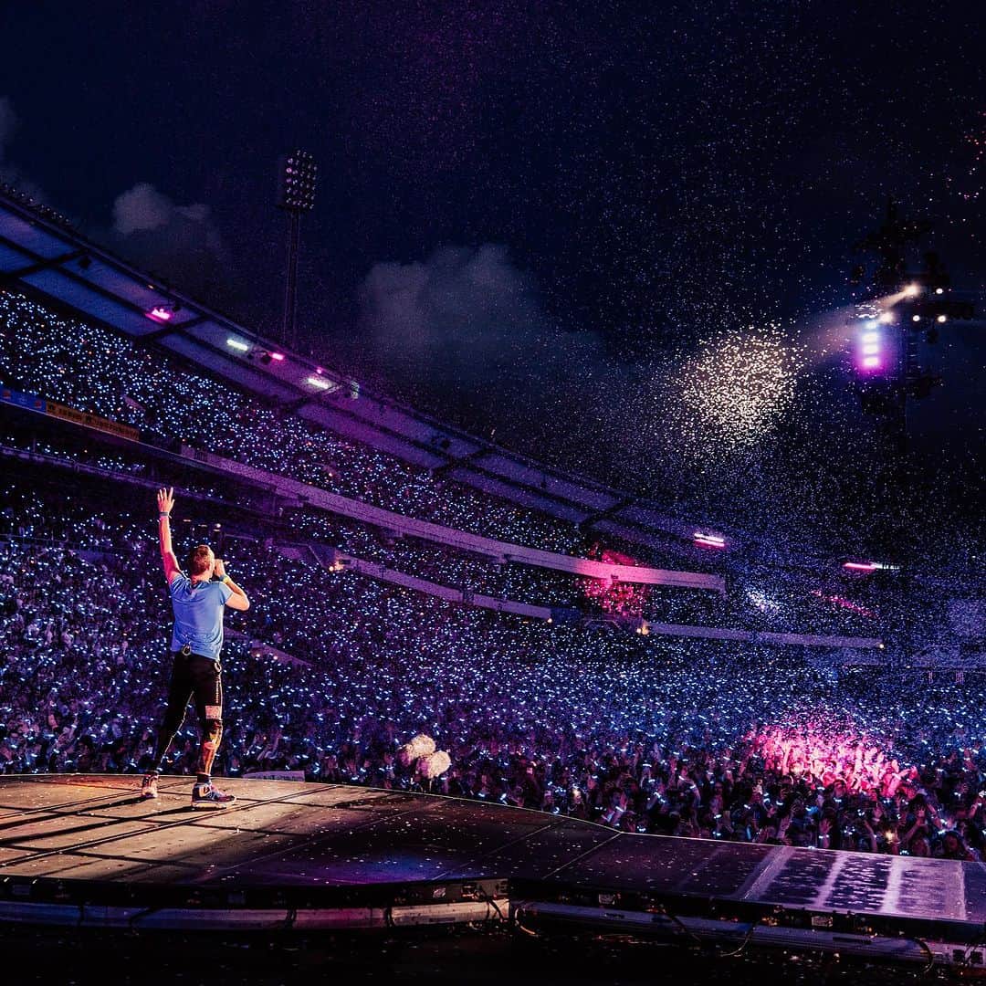 Coldplayのインスタグラム：「Show #103, Gothenburg, Sweden  📷 @annaleemedia  #ColdplayGothenburg #Coldplay #MusicOfTheSpheresWorldTour」