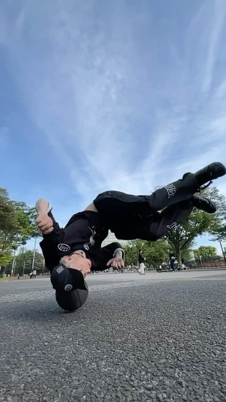 ZiNEZKAMIKAZEのインスタグラム：「micro flip down on earth keeping it low😏」