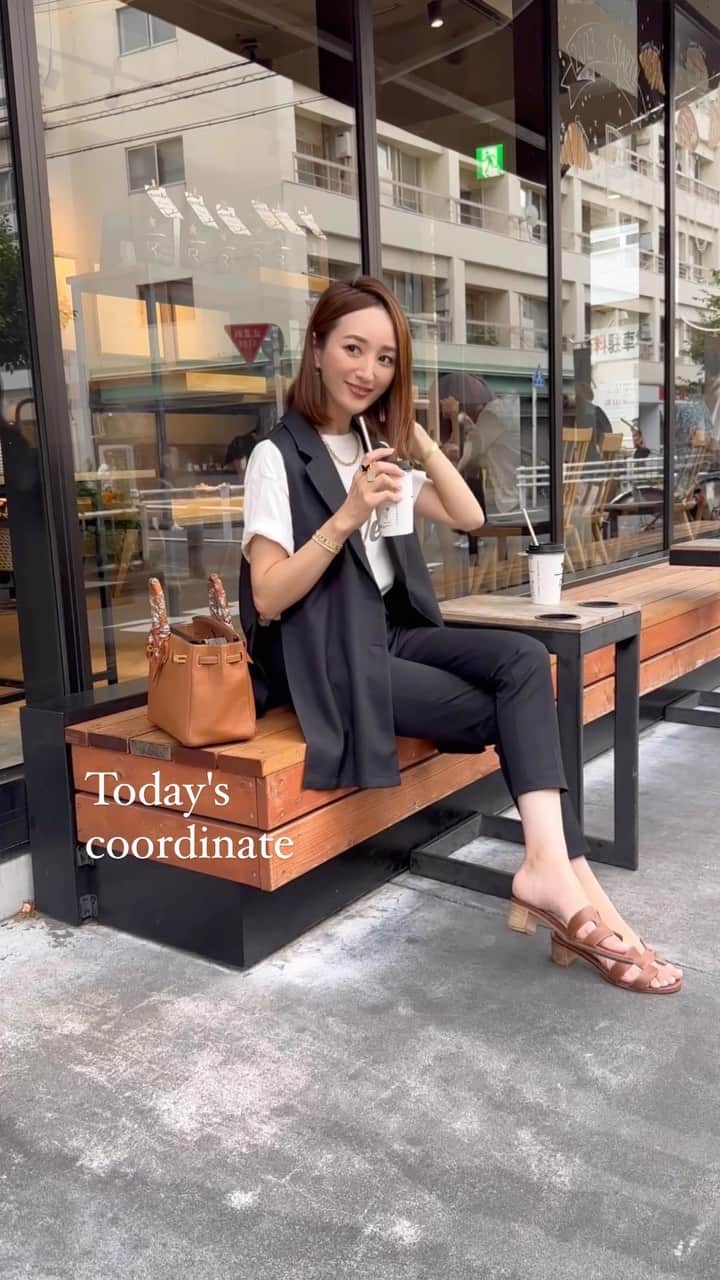星玲奈のインスタグラム：「この時期、トップスはとにかくお家で洗濯できるもの。となると 大体Tシャツを手に取り カジュアルすぎるなーとか、シンプルすぎるなーと思ったら ジレが出番❤️ @classicalelf_official のもの☺️（ブラックMサイズ） デニム合わせも好きだけど、ちょっとセットアップみたいなきちんとさが出るので 同色のテーパードパンツ合わせも好き😁 サイドの調節可能なベルトで前後が繋がるほど、ざっくり深めスリットが 抜け感たっぷり！ ブラック、１着あると間違いなく使える😍 ・ #クラシカルエルフ #classicalelf #エルフコーデ #タイアップ #uniqlo #gu #zara #ユニクロ #ジーユー #ザラ #zozo #zozotown #zozo購入品 #zozotown購入品 #ジレ #ジレベスト #オーバーシルエット #大人コーデ #大人カジュアル #プチプラ #プチプラコーデ #着回しコーデ」