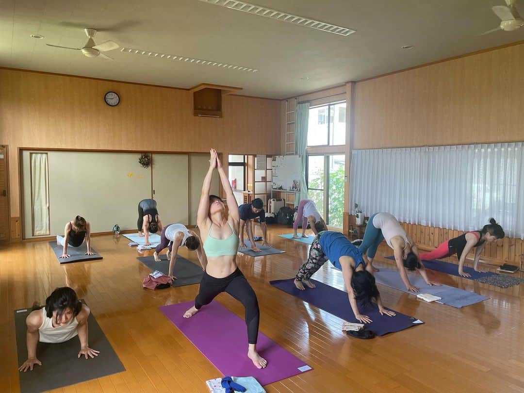 Ken Harakumaさんのインスタグラム写真 - (Ken HarakumaInstagram)「ケンハラクマのアシュタンガヨガ@米沢始まりました❣️ 夕焼けも超キレイでした❣️ @international_yoga_center  @vitamin_yoga_ai  @aromature_yoga_pilates  @yoricomatumoto  @okinawa_healing_yoga_  @sho5la  @sanae._.kej_lmw  @kanamaegami egami @tomoharumatsuda  @pengzi763  #アシュタンガヨガ  #マイソールクラス #米沢  #ケンハラクマ」7月13日 21時01分 - kenharakuma