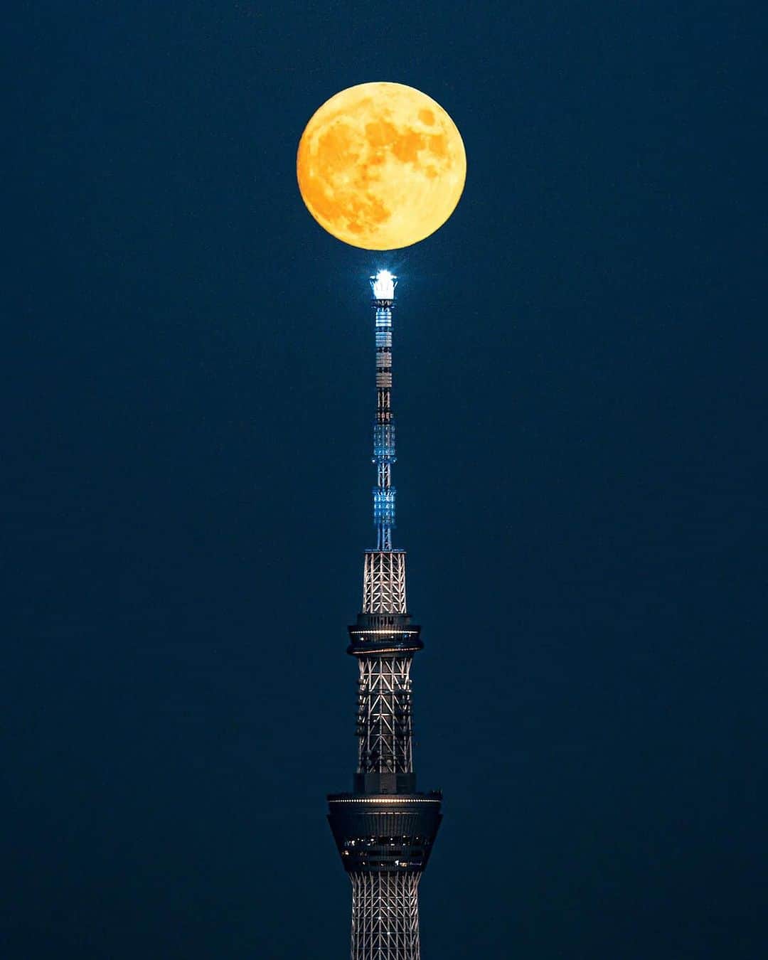 GENIC 公式インスタグラムさんのインスタグラム写真 - (GENIC 公式インスタグラムInstagram)「・ #好きを極める表現 szuna  夜に潜むまばゆい幻想世界を写し出すフォトグラファー、szunaさん @szunayuki 。  今の表現に至ったのは、「都市夜景と月を綺麗に、幻想的に表現したい！」と試行錯誤した結果だそう。  「都市夜景は青色ベースにするために余計な色を違和感のない程度に消し、全体を整えた後、部分補正を多用し調和させます。また構図は主題や副題を固めず、見せたいものをバランスよく配置しています。写真は真実を写すと書きますが、好きを表現する方法でもあると思います。現実風景とは少し違った、レタッチを介した写真も個性があっていいものだと思っています」。  ｰｰｰｰｰｰｰｰｰｰｰｰｰｰｰｰｰｰ 雑誌GENIC 最新号 7月号 vol.67「知ることは次の扉を開くこと ～撮影と表現のQ＆A～」 ｰｰｰｰｰｰｰｰｰｰｰｰｰｰｰｰｰｰ 雑誌GENIC バックナンバー 4月号 vol.66「撮らずにはいられない」 公式オンラインショップ、Amazonにてお買い求めいただけます。 ｰｰｰｰｰｰｰｰｰｰｰｰｰｰｰｰｰｰ 皆さまの表現をGENICで紹介させてください。 #genic_mag を付けた投稿をお待ちしております。 ｰｰｰｰｰｰｰｰｰｰｰｰｰｰｰｰｰｰ」7月13日 21時02分 - genic_mag