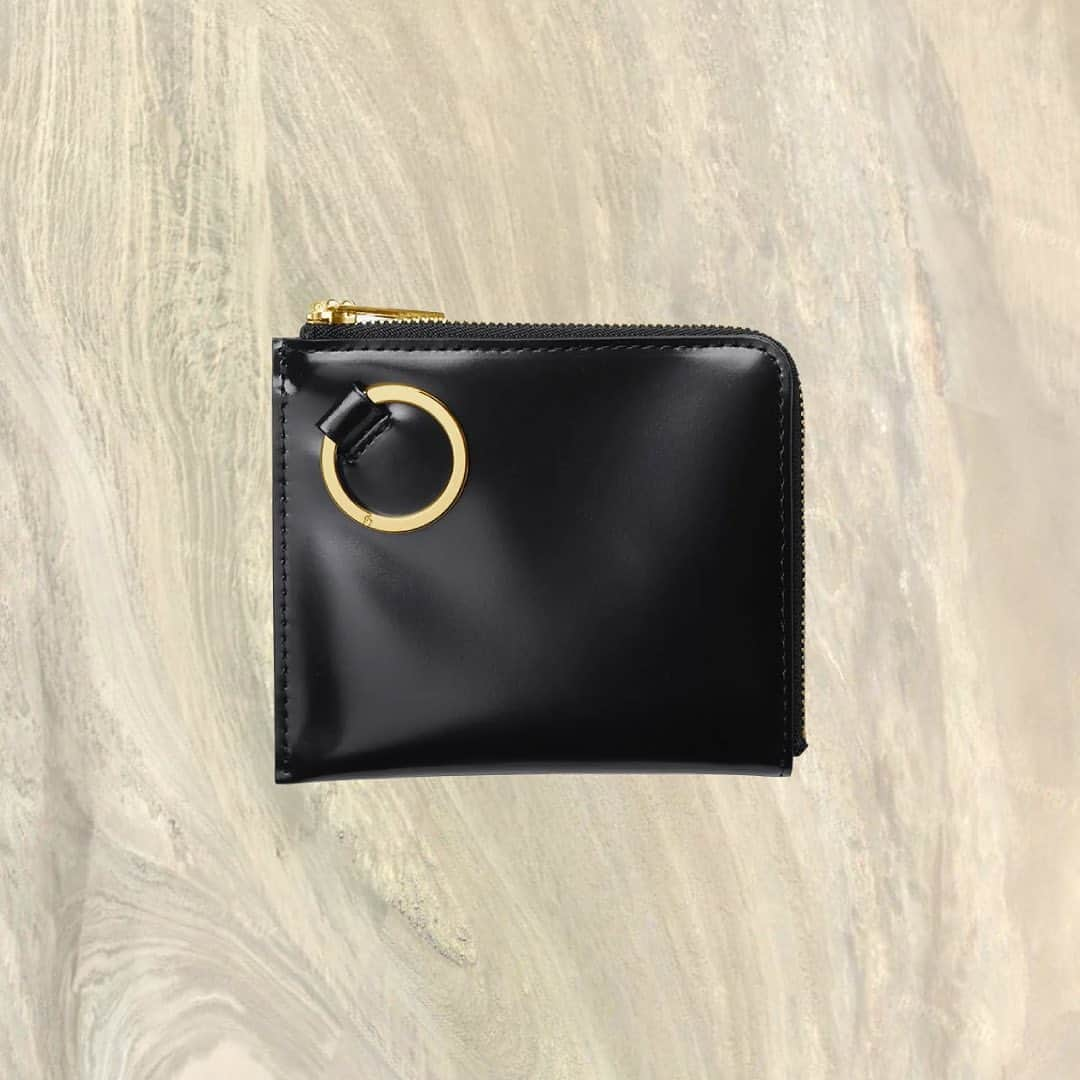 TARO HORIUCHIさんのインスタグラム写真 - (TARO HORIUCHIInstagram)「#tarohoriuchi 2023 S/S Item: Coinpurse Color: black × gold ・ Now available at th products sendagaya, official EC store & selected retailers. Discover our latest arrivals in stores and at thproductsonline.com ・  コインパース/ 日本随一のガラス革専門のタンナーで、職人が一枚一枚丁寧に下処理をし、銀面を平滑に。 平滑にした銀面に色を均等に塗り込んで仕上げており、コードバンの様な艶と奥行きを感じられる素材となっている。L字のファスナーのコンパクトな財布。シンプルな内装ですが、紙幣やカード、小銭も収納出来る機能的なデザイン。 ・ #tarohoriuchi thproductsonline.com」7月13日 21時02分 - tarohoriuchi