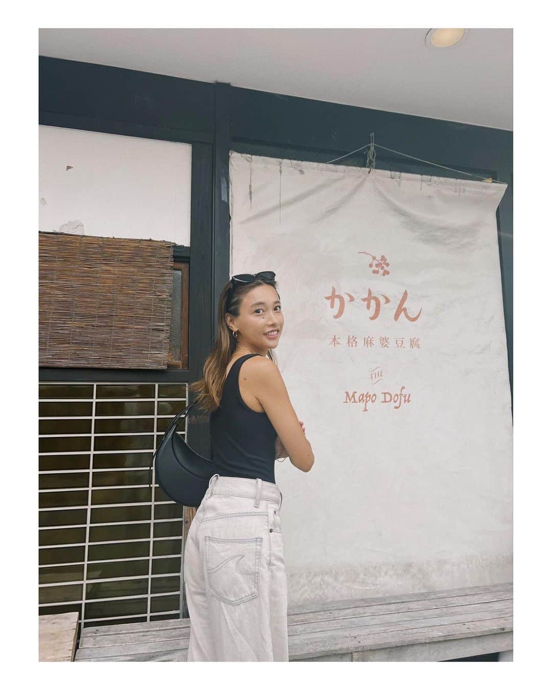 馬詰まほのインスタグラム：「ｶｶﾝ ｻｲｺｳﾃﾞｼﾀ👨🏽‍🍳🖤🥘🔥 めちゃくちゃ美味しいので 鎌倉行ったときはｲｯﾃﾐﾃﾈ♡♡♡ 麻婆豆腐とジャスミンハイは優勝。 鞄は最近のお気に入りです👋🏽 bag @polene_paris #かかん #麻婆豆腐 #kamakura #polène」