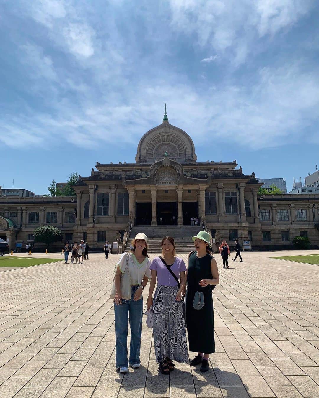 MariIryuのインスタグラム：「築地本願寺〜☀️！ 写真撮ってくださったのにタイマー設定のままだったやつ😂🙏 3人揃ったプチ旅行は🇨🇦ぶり♩ いい思い出🧡  #築地 #築地本願寺 #築地場外市場 #tsukiji #tsukijihonganji #japan #japantravel #tokyo #旅行 #旅行#東京 #temple #buddhisttemple #japantrip」
