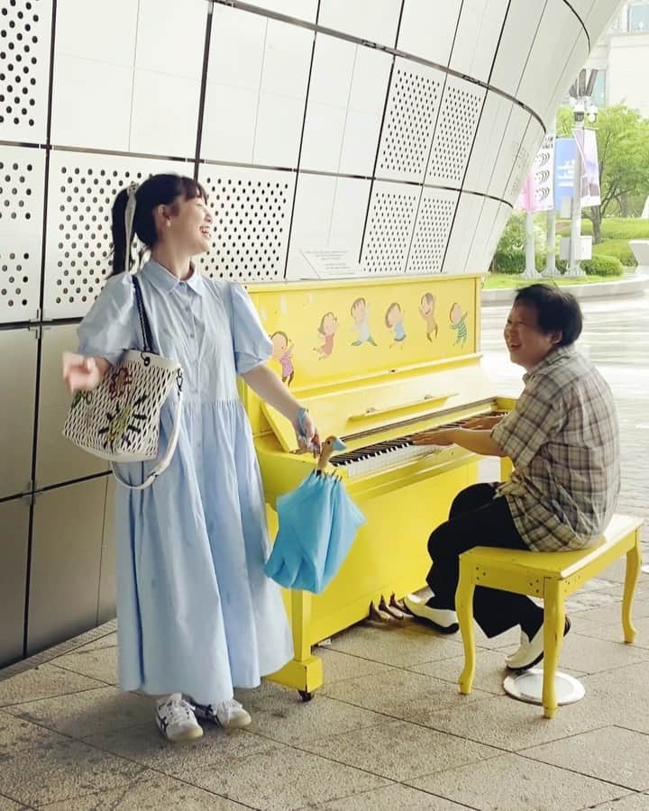 永原真夏のインスタグラム：「韓国紀行🖋⭐︎ 何より一番嬉しかったのは、DDPのストリートピアノで、通りがかりのおじさまと一緒に「ホームレス銀河」を歌えたこと。 ありりのピアノを耳コピして演奏してくれたの！ この曲のピアノ、もう何万回も聴いているけど、どこで何回聴いても切なくって胸まで沁みてみしみしいうぜ」