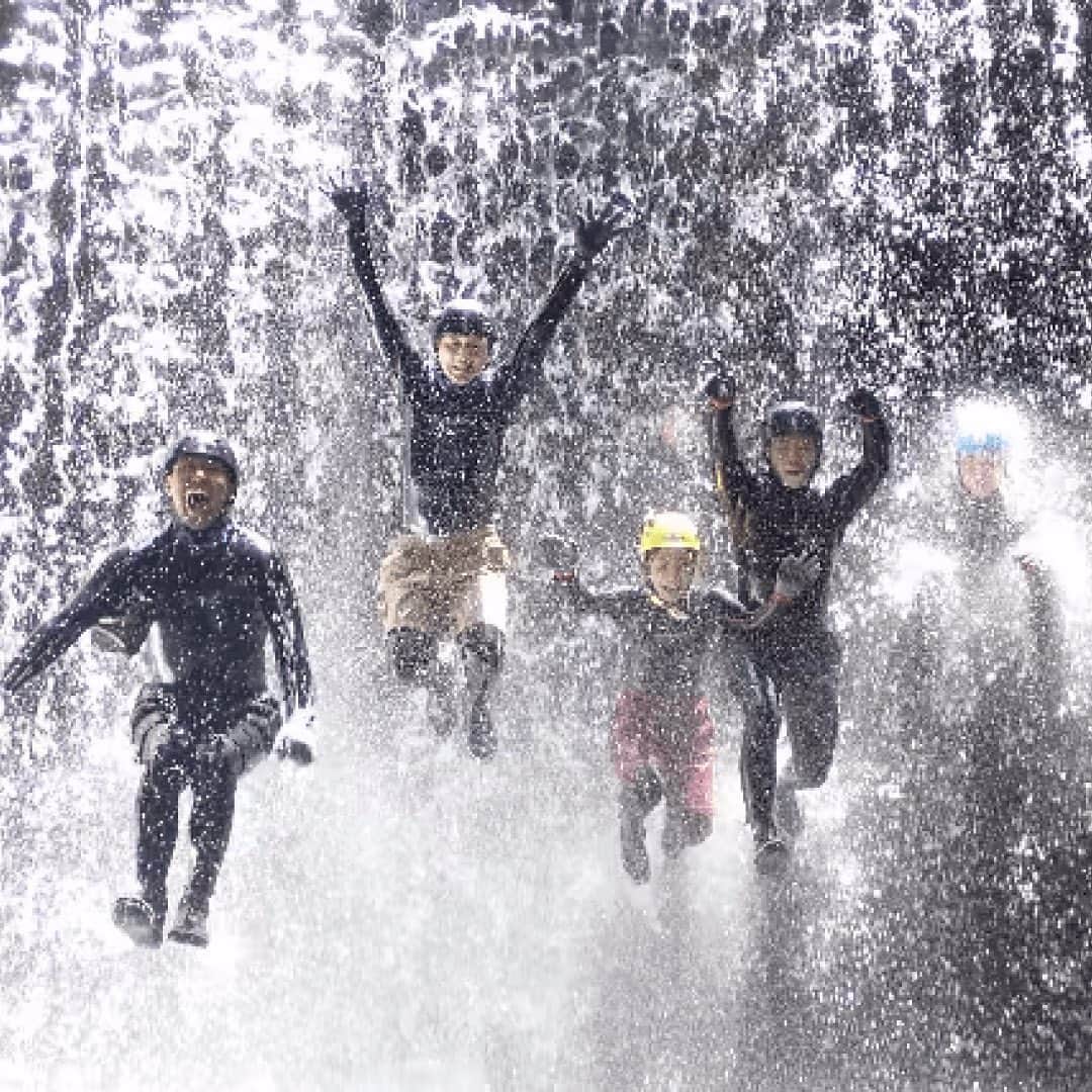 asoview! のインスタグラム：「天然の渓谷でずぶ濡れになって遊ぶシャワークライミング！じゃぶじゃぶと小滝を登りながら、大きな滝つぼでは泳いだり潜ったり。 帰りは高さ約6mの堰堤からの飛び込みにもチャレンジ！ 緑に囲まれた沢は夏でも清涼感抜群です🌱  ───────────────── 自然派企画 @shizenhakikaku  📍滋賀・大津 ─────────────────  #滋賀 #大津 #明王谷 #渓谷 #ずぶ濡れ #滝 #滝壺  #お出かけ #お出かけスポット #子連れ #子連れスポット  #ファミリー #夏 #夏休み #夏のお出かけ #自然体験  #水遊び #アウトドア #シャワークライミング  #週末なにする #アソビュー #asoview」